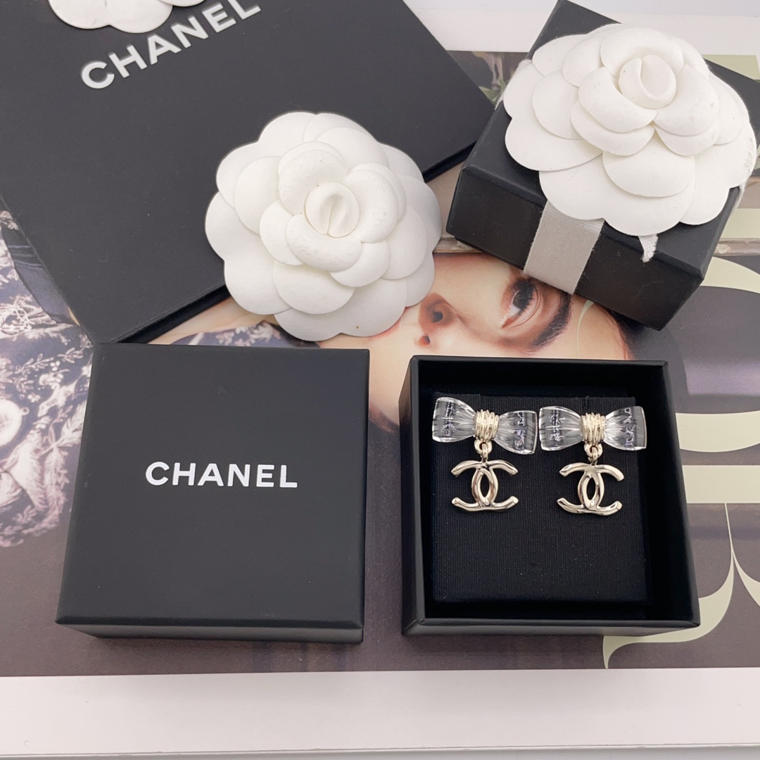 NO:631669,88168 [Fragrant Transparent Knot Hanging C Earrings] Purchased at a premium price of Z 5900, large quantity, please consult the customer. The latest and beautiful spring and summer series will be a hit this season!  Shipping soon!  It seems simple, but it is actually very heavy-duty and has a huge scrap rate!  It’s not easy to figure out every detail of the customized acrylic overall curvature groove!  Beauty is truly stunning. We are all willing to be manipulated by our looks. Every edge and corner is as perfect as it can be. It is so crystal clear that it makes me cry. [Proud] A summer pairing with absolute beauty and fashion that is online. [Wit] A stunning and explosive street combination!  The rate of wearing it is 100%!  No matter how poor you are, you should buy this series. The scrap rate is extremely high. You must buy more PK ZP. Come back with any version of PK finish [wit][wit][wit], Cardia high-end jewelry1986090988168【香透明结吊c耳钉】代购溢价购入Z 5900,量大咨询客Fu春夏最新款绝美系列本季必入爆款！即将出货！看似简单,实际非常重工,报废率巨巨巨高！定制的亚克力整体弧度凹槽各个细节拿捏太不容易了！美是真的绝美被颜值拿捏的心甘情愿我们一致致ZP,每个的棱棱角角跟足ZP来,晶莹剔透真的美哭了[得意]夏天搭配绝对颜值时尚都在线的[机智]绝美绝爆炸街组合！佩戴回头率百分百！再穷也要买的系列,报废率极高,一定要多PK ZP,PK饰面任意版本再来[机智][机智][机智],,卡迪亚高端饰品,Jewelry