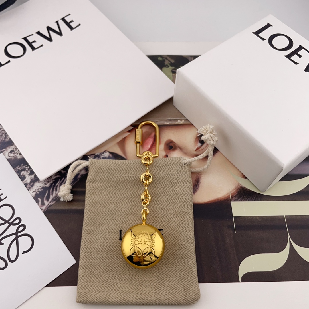 NO:631984,88180 [Luo Jindou Pendant] Z, a pendant that I fell in love with at first sight. The keychain has a minimalist design, but if you look closely, it is full of highlights. Jujuju Heavy Industry!  There are so many difficult points, I have to change them again and again!  The difficulty index is so high that the master has worn it out, from golden beans to chains to buttons!  Every point can drive the master crazy. The craftsmanship is not as simple as it seems. First, the large area of ​​smooth surface leads to a scrap rate as high as 80%. Then, each of the specially customized donut rings of the chain is individually molded, welded, connected, polished, and then the buttons have a special shape and screw opening method. There is a secret process that is not made public for the time being. It can be said that no one knows how to do it. Babies, you can get your hands on it and feel how to cherish the little bit of finished product!  ,,keychain,Cardia high-end jewelry1986090988180【罗金豆挂件】Z ,一眼爱上的金豆豆一款无法拒绝的挂件,钥匙扣极简设计但是细看全是亮点巨巨巨重工！n多难点,改完又改！师傅都给磨废了难度指数之高,从金豆豆到链条再到扣子！每一个点都能让师傅抓狂工艺完全不是看到的这么简单,首先大面积的光面就导致报废率高达80,然后链条特别定制的甜甜圈环每一个都是单独开模焊接连接打磨抛光再来扣子特殊的形状且螺丝开口方式 且有一个秘密工艺暂不公开,可以说没有人懂得怎么做宝宝们你们拿到手去感受珍惜仅有的一点点少量成品！,,keychain,卡迪亚高端饰品,Jewelry