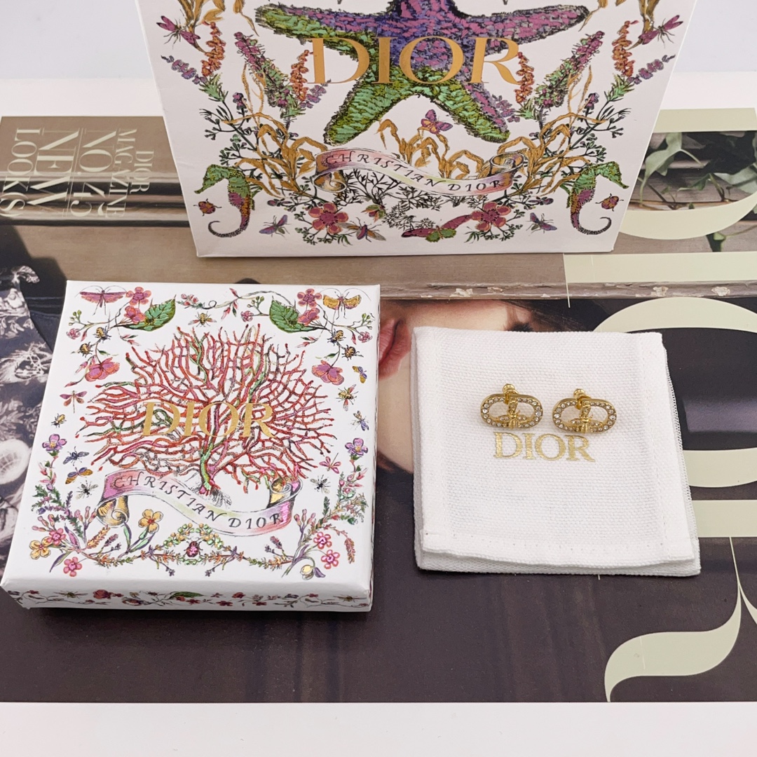 NO:631789,88150 [D diamond cd bee earrings] ready stock Z, the latest spring and summer 25 series will be launched online!  Comes with classic white packaging!  Be sure to buy the truly beautiful ZP brass material with Swarovski diamonds. This season is so beautiful that I can’t put it down. Each upper has a particularly beautiful and lifelike bee design, and an active design!  Independent mold opening and assembly!  It sways in your ears as you walk, it really seems like an elf is flying in your ears, it’s very dynamic, it’s beautiful and highly recommended, swarovski, high-end Cardia jewelry1986090988150【D带钻cd蜜蜂耳钉】现货Z ,25年春夏最新系列全网首发！送经典白色包装！一定要买真心美出了天际一致ZP黄铜材质,颗颗施华洛世奇钻,这一季度太太太美了,爱不释手,每一款上身都特别的好看栩栩如生的蜜蜂设计,活动的设计！独立开模组装！走路随着摆动在耳边摇曳,真的好像一只小精灵在你耳边飞舞,特别的有灵动感,绝美非常推荐,,swarovski,卡迪亚高端饰品,Jewelry