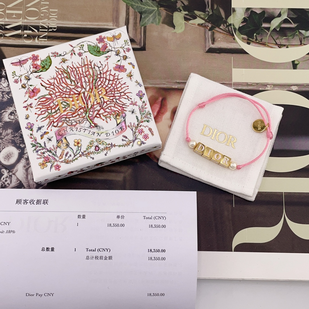 NO:631987,88180 [D Square Grain Bracelet] Z, the latest and most beautiful series for spring and summer!  Beautiful bracelet!  Two colors: black and pink!  Super exquisite small squares, classic letter logos, Swarovski pearl embellishments, full of details, instantly enhance your appearance!  The square shape is very three-dimensional, the polishing process is very smooth and delicate, simple yet individual, low-key yet exquisite!  Wearing it alone or stacking necklaces from the same brand is a must-have, and it is easy to match with everyday!  ,,necklace,Cardia high-end jewelry1986090988180【D方粒手绳】Z ,春夏最新款绝美系列！绝美手绳！黑色和粉色两个颜色！超级精致的小方块,经典的字母logo标志,施华洛珍珠点缀,细节感满满,瞬间提升颜值！方方正正非常立体,抛光处理的非常光滑细腻,简单而不失个性,低调又精致！单独戴或是叠戴同品牌项链都是绝绝子,日常搭配率贼高！,,necklace,卡迪亚高端饰品,Jewelry