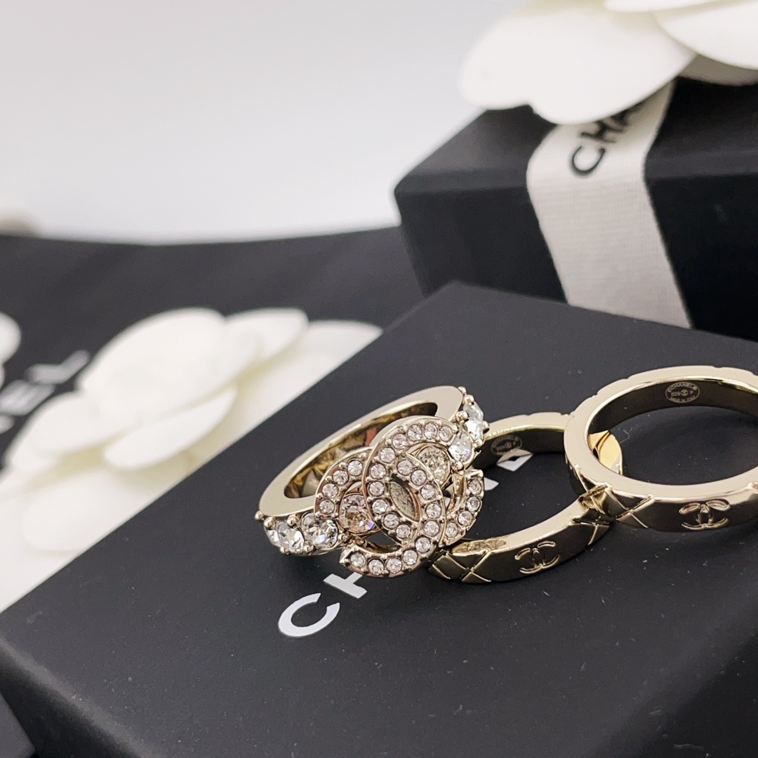 NO:632681,88200【Fragrant three-piece ring set】Z, the invincible hot model is coming!  Available on a first come first served basis!  ZP can't grab the rhythm of purchasing directly at a premium of more than 1,000 to buy it directly for 7k. Imagine the large quantity and ask customer service for the three-piece set with four code numbers of 5-6-7-8!  Come on, super fans and super skinny babies!  Welfare sizes are also available in size 5. The most popular rings, none of them are more than stunning!  The jewelry price is high, the texture is stunning, and the 25P ring is really eye-catching at first sight. The price/performance ratio is so high!  The three-piece set can be freely matched and the three rings can be stacked in any combination to unlock N possible styles!  It’s great to wear separately and layered!  Wearing it with your bestie is perfect, it just doesn’t look too good. It’s a perfect eye-catcher. It’s a set of fairy rings that every girl should own. Wearing them alone is low-key and exquisite, and wearing them stacked is full of nobility. I love it. At the price of the jewelry, you can have the instant feeling of Coco Crush. For the price of one piece, you can have three rings!  It’s simply not too fragrant, ring, high-end Cartier jewelry1986090988200【香三件套戒指】Z ,无敌巨火爆爆款来袭！现货先到先得！zp抢都抢不到的节奏代购直接溢价一千多才能买到到手直接7k你们想象一下量大咨询客Fu三件套5-6-7-8四个码数！超级宠粉超级瘦宝宝们来吧！福利5码尺寸也做了 最爆戒指,没有之一除了惊艳还是惊艳！饰品价格入手高珠质感绝美到炸的25P戒指真的是一眼心动性价比太高了！三件套自由搭配 三戒叠搭,任意组合,解锁N种风格可能！叠戴分开带都非常可！跟闺蜜一起戴也是绝绝子简直不要太好看啦吸睛率满分 每个女孩都该拥有的神仙套戒~单独戴是低调的精致感,叠戴则是满满的贵气~爱了爱了首饰的价格即能拥有coco crush的即视感一件的价格拥有三个戒指！简直不要太香了,,ring,卡迪亚高端饰品,Jewelry