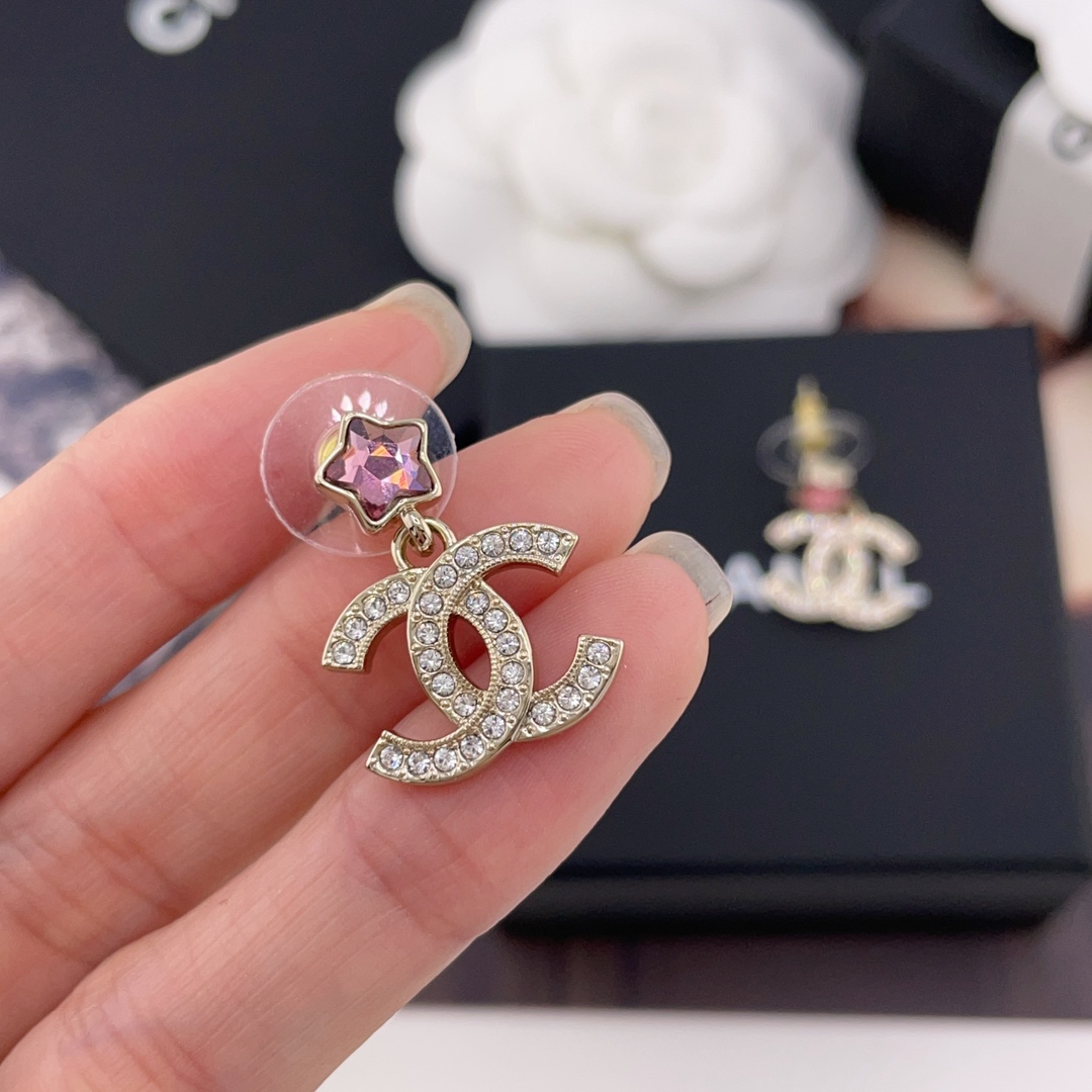 【【香粉钻星星吊c耳钉】Z 5100！满满的少女心💗这一季必入单品。量大咨询客Fu❗️❗️🤩🤩火到炸裂，