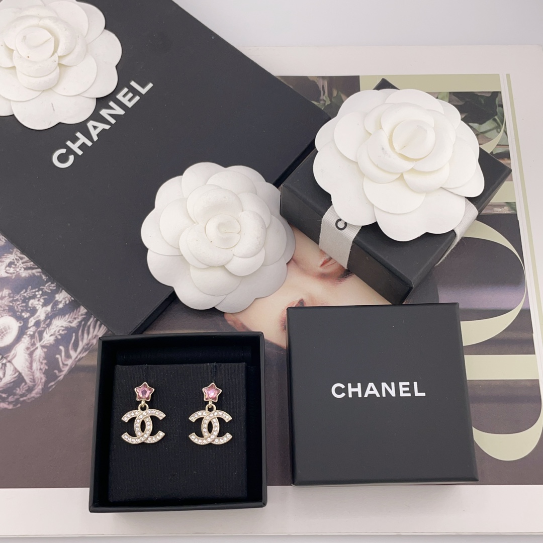 NO:688857,88160【Fragrant pink diamond star pendant c earrings】Z!  This season's must-have item for girls is so popular that it's so popular that it's so beautiful that I feel sorry for myself if I don't buy it. It's simply an exciting design. The pink and tender colors make you feel like spring is coming when you see it. The season of love has arrived, and you're full of youth and fall in love at first sight. It's super stunning and girly when worn in person. It's a summer color and is highly recommended for personal use [witty], Cardia high-end jewelry1986090988160【香粉钻星星吊c耳钉】Z ！满满的少女心这一季必入单品火到炸裂,美到窒息,不买真心对不起自己简直就是激动人心的设计,粉粉嫩嫩的色系看到就感觉春天来了,恋爱的季节到了满满的青春感一眼就爱上了,实物戴上超惊艳非常少女感,是夏天的颜色强烈推荐自留[机智],,卡迪亚高端饰品,Jewelry