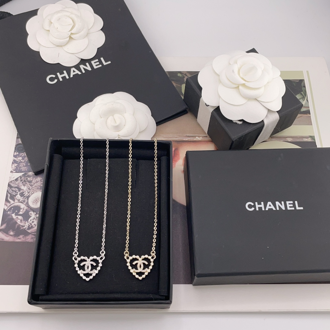 NO:633724,88160. The love given by Xiang [Xiang Hollow Love Necklace] is now a hot item, Z, light gold and silver, two colors, every issue must be included in the love series!  It’s a heart-pounding feeling, keep it to yourself for now!  Classic elements, loving and simple design, small and exquisite for everyday use!  Swarovski diamonds!  The hardware is electroplated with light gold. The right amount of light gold is low-key and high-end, and the texture is super nice!  A must-have item that must not be missed, the classic design is dominated by refinement and retro, and modern fashion is filled with every detail. It is not high-profile, but outstanding!  ,,necklace,Cardia high-end jewelry1986090988160.香给的爱心【香镂空爱心项链】现huo现huo爆款来袭,Z ,浅金,银色两个颜色,每一期必入爱心系列！是心动的感觉,先自留啦！经典元素爱心简约设计,小巧日常又精致！颗颗施华洛钻！五金电镀浅金,恰到好处的浅金低调又高级,质感超nice！绝不能错过的必备单品,经典的设计被精致与复古所支配,现代时髦感充斥着每一个细节,不高调,但出众！,,necklace,卡迪亚高端饰品,Jewelry