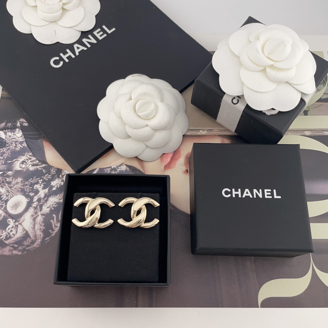 NO:632207,88150 [Scented Double C Earrings] Z, the latest model for summer 25!  Come in stock now!  First come first served, very simple and classic design, a must-have cc design every season!  Silver and gold colors!  The simple double C design and irregular metal surface design have a futuristic feel and are a must-have classic style element for every season. The hardware on the back is also very delicate, with purely hand-carved textures, simple but not simple!  Very high-end classic!  Highly recommended for babies!  ,,Cardia high-end jewelry1986090988150【香光面双C耳钉】Z ,25夏季最新款！现货现货来吧！先到先得非常的简约而经典的设计每季必入的cc设计款！银色,金色两个颜色！简约双C设计,且有不规则的金属面设计,有点未来感每一季度必入的经典风格元素了,背面五金也是非常细腻的,都是纯手工雕刻而成的纹路,简约而不简单！非常的高级经典！十分推荐宝宝们入！,,卡迪亚高端饰品,Jewelry