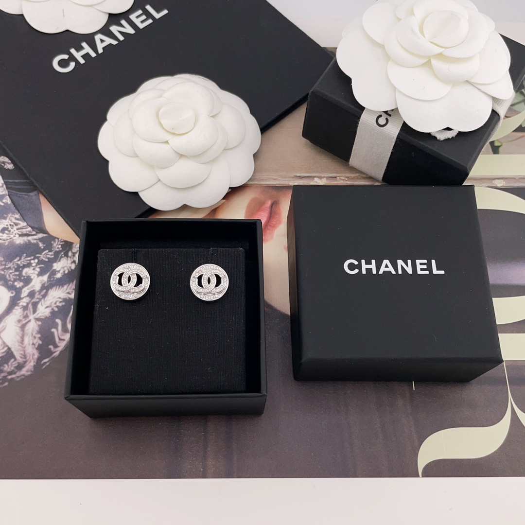 NO:632190,88160 [Fragrant Silver Round C Earrings] Purchased on behalf of Z, the latest model for 25 summer!  The 5-day pre-sale rule is first come, first served!  This is a style you can never go wrong with when flushing with your eyes closed!  Very classic and advanced!  This is a style that you will still like very much if you take it out ten years later!  The material is brass, with Swarovski diamonds everywhere!  Very bling, the silver white diamond is really cool and high-end!  Love it so much!  Exquisite and compact design, very suitable for daily wear!  ,,Cardia high-end jewelry1986090988160【香银圆c耳钉】 代购购入Z ,25夏季最新款！预售5天老规矩先到先得！闭眼冲绝对不会出错的款式！非常的经典且高级！这是一款十年后拿出来也还会是很喜欢的款式！材质为黄铜材质,颗颗施华洛钻！非常的bling,银色白钻真的非常的清冷高级！太爱啦！精致小巧的设计,非常适合日常穿搭！,,卡迪亚高端饰品,Jewelry