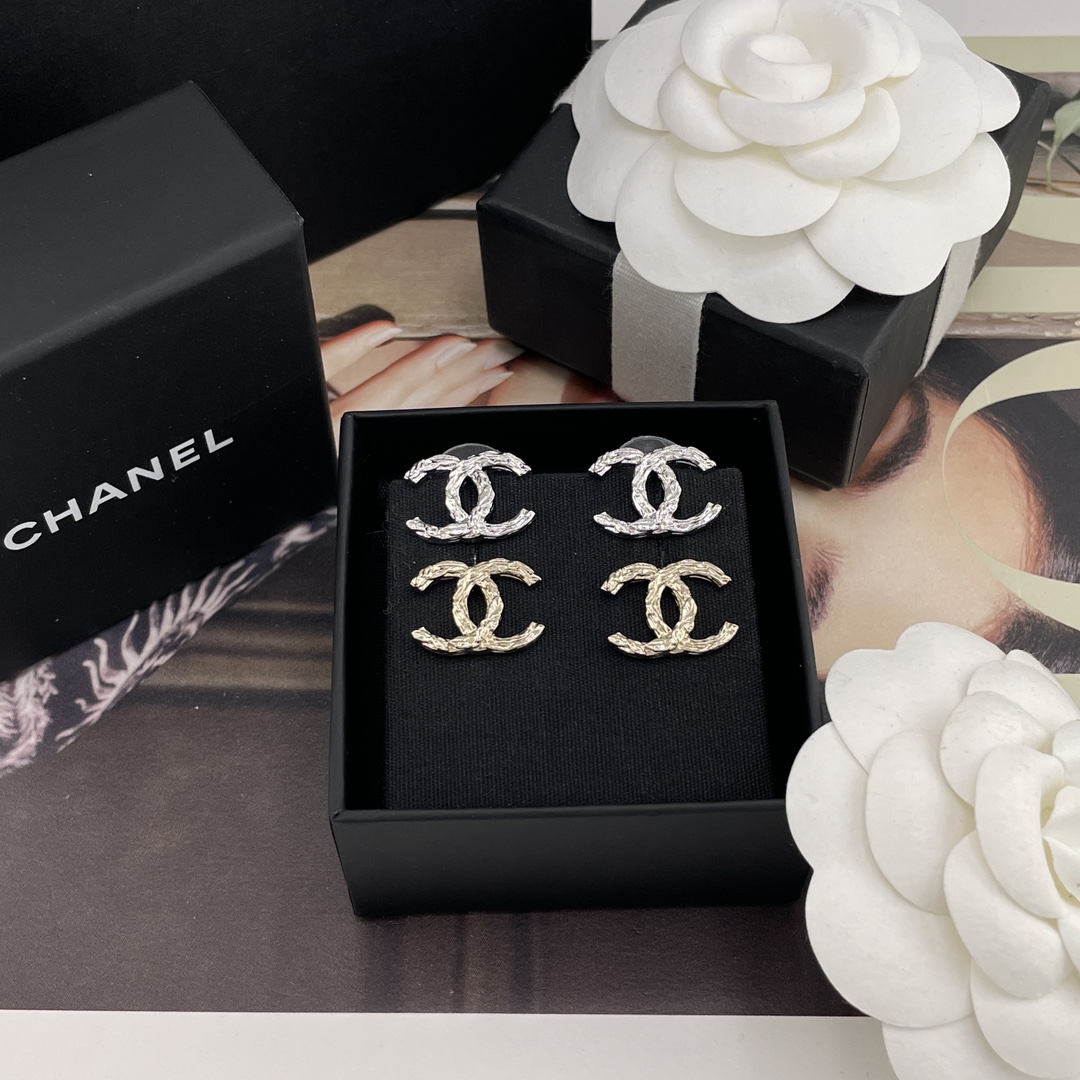 NO:632213,88150【Fragrant Carved Double C Earrings】Z 4000, S must be a hit!  A very simple cc classic that must be included every season!  Silver, light gold, two colors!  Close your eyes and rush!  We unanimously agree with ZP, brass material, angular corners and ZP, classic and versatile, embossed texture is the finishing touch!  The daily matching is super awesome and you must PK more!  ,,Cardia high-end jewelry1986090988150【香雕纹双c耳钉】Z 4000,S必入爆款！非常简约的一个款每季必入的cc经典款！银色,浅金,两个颜色！闭眼冲！我们一致致ZP,黄铜材质,棱棱角角跟足ZP,经典百搭,浮雕纹路点睛之笔！日常搭配超级赞一定要多PK！,,卡迪亚高端饰品,Jewelry