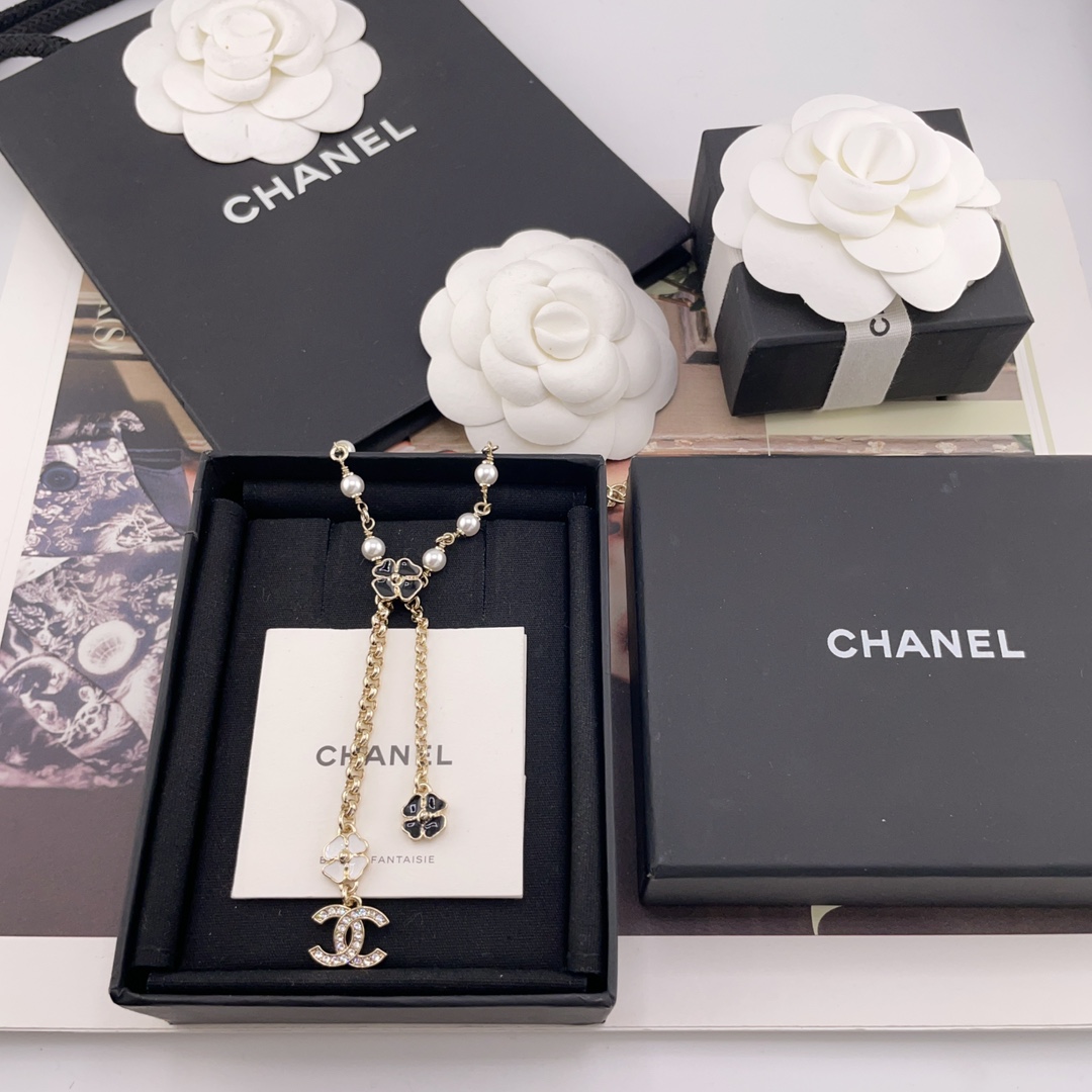 💰320【我们出品【香黑白山茶花长短流苏项链】Z 10200！量大咨询客Fu❗️现货🔥按下单顺序发货！春夏最新款绝美系列🤩🤩它来啦💥老规矩先买先得💥，送包装❗️巨美的山茶花设计❗️超精致高级！黑白色珐琅山茶花+施华洛水晶珠子点缀，经典气质！长短流苏的设计搭配v领上衣真的太美啦😭😭😭是心动💓的感觉，珠子全部师傅一个一个手工穿金属线一个一个扭好再一个一个组装起来😭😭巨巨巨重工，费时费力！真心一条都出不了多少条！好好珍惜❗️先自留啦！日常搭配首选，绝不能错过的必备单品！经典的设计被精致与复古所支配，现代时髦感充斥着每一个细节，不高调，但出众❗️