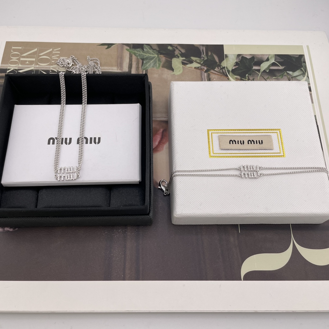 NO:633278,[M!U full diamond double chain bracelet/necklace] Large volume inquiry customer Fum!u is simply a girl harvester. She really understands women. The design of full diamond letters, Blingbling is simple, elegant and fashionable!  Look for our products!  Necklace 88180, bracelet 88160, for us, the craftsmanship of jewelry can now be completely achieved at 99.99, leaving 0.01 for yourself. Don’t be too proud. You can be proud to say that even if others buy Z, they can’t achieve our craftsmanship 100%, so don’t be afraid to compare!  Because all our masters are goldsmiths, every hardware accessory is polished and polished one by one under a microscope, magnified countless times, and they are completely made in the spirit of making atomic bombs. Therefore, the level of perfection can be truly said, necklace, bracelet, Cartier high-end jewelry19860909【M!U满钻双层链手链/项链】量大咨询客Fum!u简直就是少女收割机 真的太懂女人了满钻字母的设计,Blingbling 简约大方又时尚！认准我们家出品！项链88180,手链88160,饰品类的工艺现在对于我们来说,完完全全能做到99.99,剩下0.01留给自己别太骄傲,可以很自豪的说,别人就算有买Z,也百分百做不到我们的工艺,不怕去对比！因为我们所有的师傅都是做开金货的师傅,每一个五金配件都是在显微镜下,放大无数倍,一一抛光打磨而成,完完全全就是秉着造原子弹的精神,来做饰品类的货,因此完美程度真心可以说,,necklace,bracelet,卡迪亚高端饰品,Jewelry