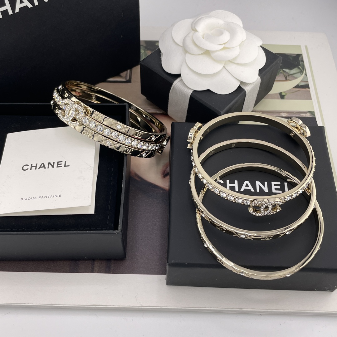 NO:632675,88300 [Produced by us] [Fragrant three-piece bracelet set] Z 11600!  A large number of customers consulted with customers about the most popular bracelets, and none of them are more than amazing!  There are two sizes, S-M. It has a very coco-crush feel. The price of the jewelry is high, and the texture is stunning. The 25 bracelet is really eye-catching at first sight, and the three-piece set is so cost-effective!  The three-piece set can be freely matched and stacked, and the single belt can be combined beautifully in any way, unlocking N types of style possibilities!  It’s so beautiful. It’s a perfect eye-catcher. It’s a set of fairy rings that every girl should have. Wearing them alone is low-key and exquisite. Wearing them stacked is full of nobility. I love it. I love the price of the jewelry and it has the instant feeling of Coco Crush. It’s not too fragrant. Bracelet, Cartier high-end jewelry1986090988300【我们出品】【香三件套手镯】Z 11600！量大咨询客Fu最爆手镯,没有之一除了惊艳还是惊艳！S-M两个尺寸,非常有coco crush的feel,饰品价格入手高珠质感绝美到炸的25手镯真的是一眼心动而且是三件套组性价比太高了！三件套自由搭配 叠搭,单带都绝美任意组合,解锁N种风格可能！简直不要太好看啦吸睛率满分 每个女孩都该拥有的神仙套戒~单独戴是低调的精致感,叠戴则是满满的贵气~爱了爱了首饰的价格即能拥有coco crush的即视感简直不要太香了,,bracelet,卡迪亚高端饰品,Jewelry