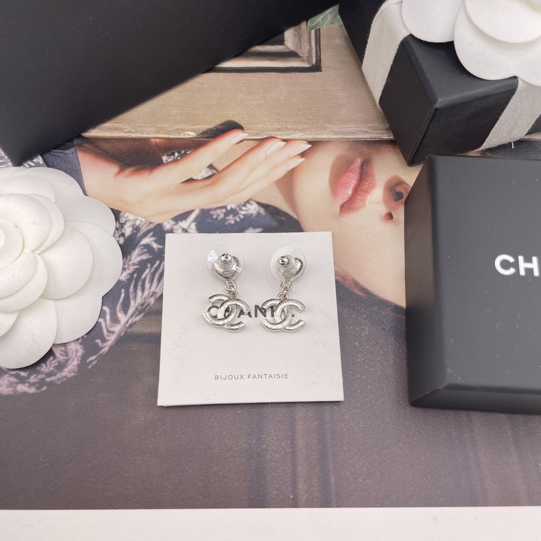 p110【我们出品【香小蓝/小粉爱心吊c耳钉】 Z 4700，25P最新系列🤩🤩绝美爆款💥巨巨巨巨好看！量大咨询客Fu❗️蓝色，粉色两个颜色都超级绝美💗，送包装❗️知道这系列美，没想到美的出众🤩🤩一样样跟足zp❗️🩵蓝+银，简直神仙搭配呀，非常有夏天的氛围感🏖️蓝色爱心肉嘟嘟的感觉，QQ弹弹，还有夹心一样！爱心里面有亮片，像是马代海水一般波光粼粼🌊💓粉+银，浅浅的肉粉色，又透又亮，好温柔😍😍少女感爆棚❗️不愧是本季爆款🔥两色都是靠抢的❗️拼手速哇[机智][机智]