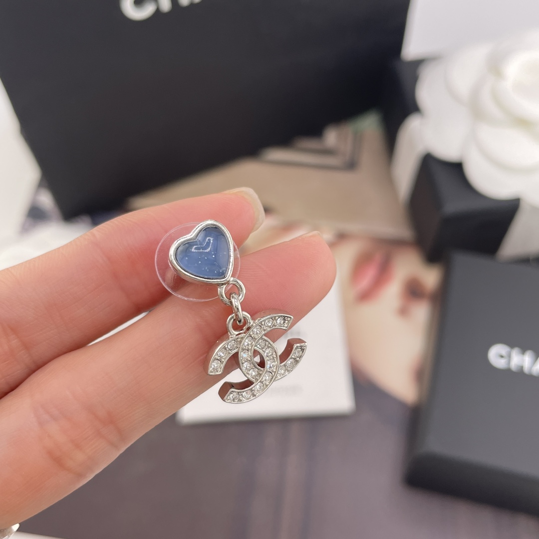 p110【我们出品【香小蓝/小粉爱心吊c耳钉】 Z 4700，25P最新系列🤩🤩绝美爆款💥巨巨巨巨好看！量大咨询客Fu❗️蓝色，粉色两个颜色都超级绝美💗，送包装❗️知道这系列美，没想到美的出众🤩🤩一样样跟足zp❗️🩵蓝+银，简直神仙搭配呀，非常有夏天的氛围感🏖️蓝色爱心肉嘟嘟的感觉，QQ弹弹，还有夹心一样！爱心里面有亮片，像是马代海水一般波光粼粼🌊💓粉+银，浅浅的肉粉色，又透又亮，好温柔😍😍少女感爆棚❗️不愧是本季爆款🔥两色都是靠抢的❗️拼手速哇[机智][机智]