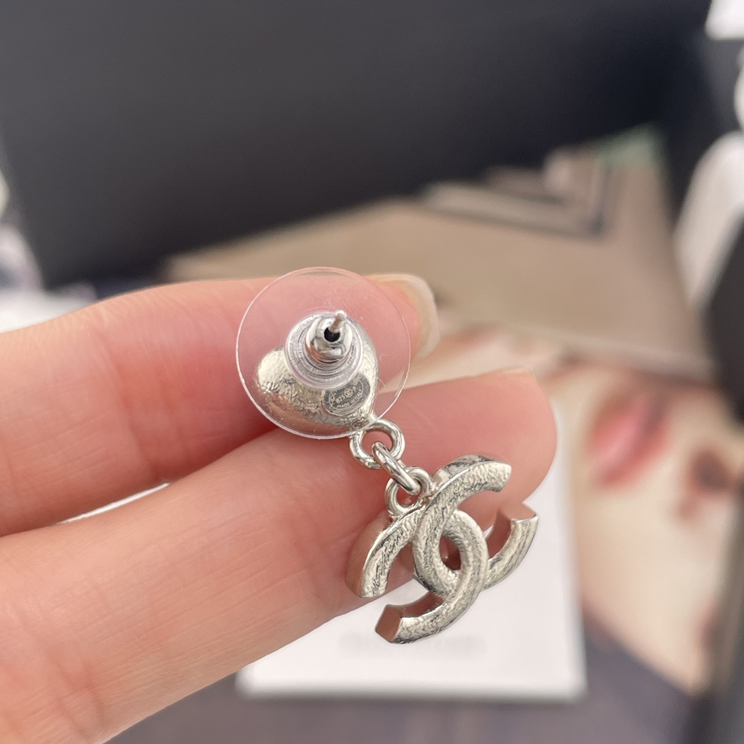 p110【我们出品【香小蓝/小粉爱心吊c耳钉】 Z 4700，25P最新系列🤩🤩绝美爆款💥巨巨巨巨好看！量大咨询客Fu❗️蓝色，粉色两个颜色都超级绝美💗，送包装❗️知道这系列美，没想到美的出众🤩🤩一样样跟足zp❗️🩵蓝+银，简直神仙搭配呀，非常有夏天的氛围感🏖️蓝色爱心肉嘟嘟的感觉，QQ弹弹，还有夹心一样！爱心里面有亮片，像是马代海水一般波光粼粼🌊💓粉+银，浅浅的肉粉色，又透又亮，好温柔😍😍少女感爆棚❗️不愧是本季爆款🔥两色都是靠抢的❗️拼手速哇[机智][机智]