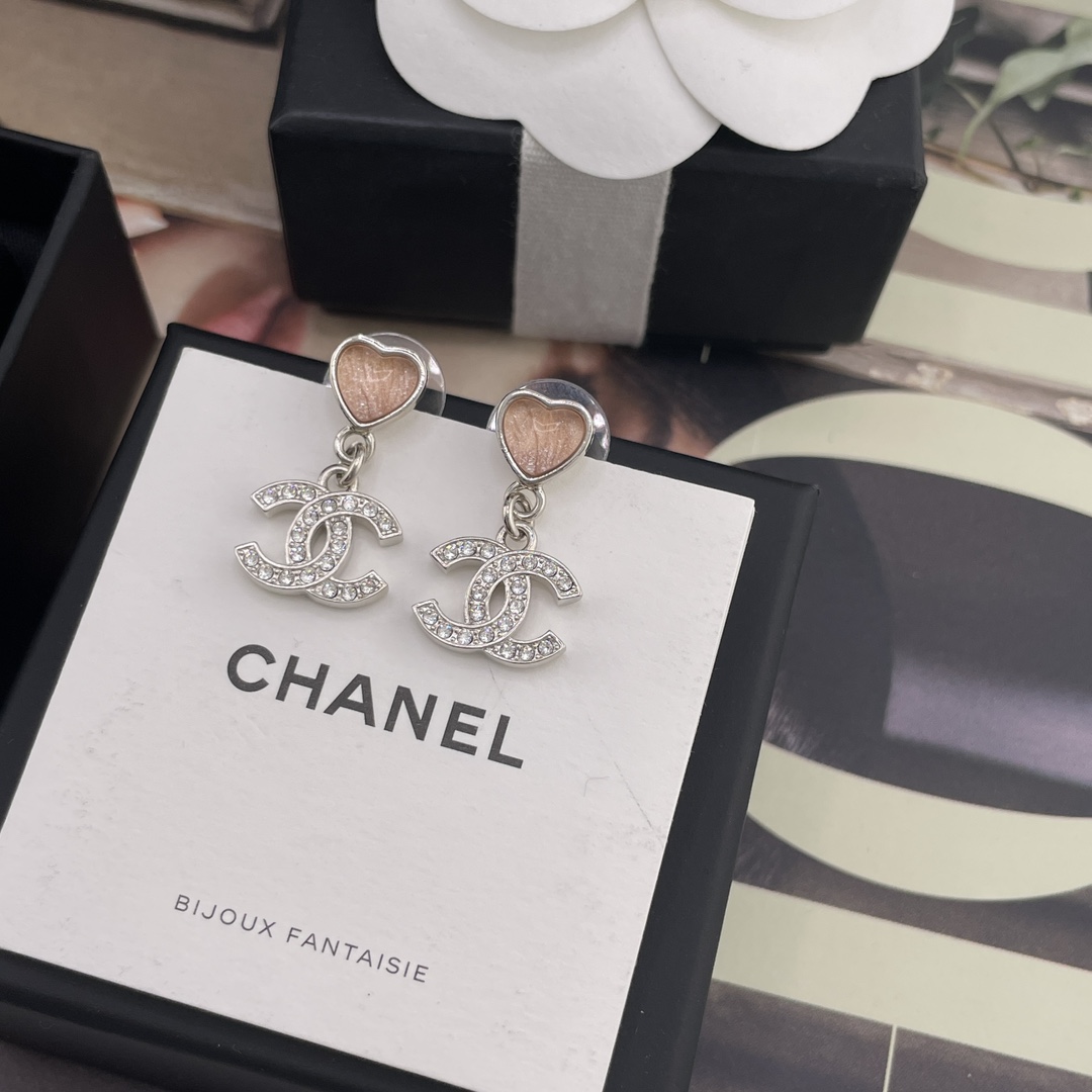 p110【我们出品【香小蓝/小粉爱心吊c耳钉】 Z 4700，25P最新系列🤩🤩绝美爆款💥巨巨巨巨好看！量大咨询客Fu❗️蓝色，粉色两个颜色都超级绝美💗，送包装❗️知道这系列美，没想到美的出众🤩🤩一样样跟足zp❗️🩵蓝+银，简直神仙搭配呀，非常有夏天的氛围感🏖️蓝色爱心肉嘟嘟的感觉，QQ弹弹，还有夹心一样！爱心里面有亮片，像是马代海水一般波光粼粼🌊💓粉+银，浅浅的肉粉色，又透又亮，好温柔😍😍少女感爆棚❗️不愧是本季爆款🔥两色都是靠抢的❗️拼手速哇[机智][机智]