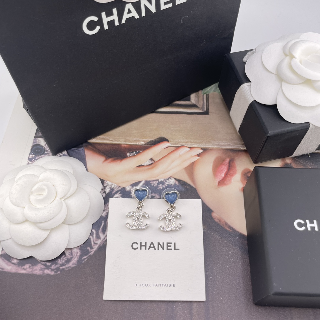 p110【我们出品【香小蓝/小粉爱心吊c耳钉】 Z 4700，25P最新系列🤩🤩绝美爆款💥巨巨巨巨好看！量大咨询客Fu❗️蓝色，粉色两个颜色都超级绝美💗，送包装❗️知道这系列美，没想到美的出众🤩🤩一样样跟足zp❗️🩵蓝+银，简直神仙搭配呀，非常有夏天的氛围感🏖️蓝色爱心肉嘟嘟的感觉，QQ弹弹，还有夹心一样！爱心里面有亮片，像是马代海水一般波光粼粼🌊💓粉+银，浅浅的肉粉色，又透又亮，好温柔😍😍少女感爆棚❗️不愧是本季爆款🔥两色都是靠抢的❗️拼手速哇[机智][机智]