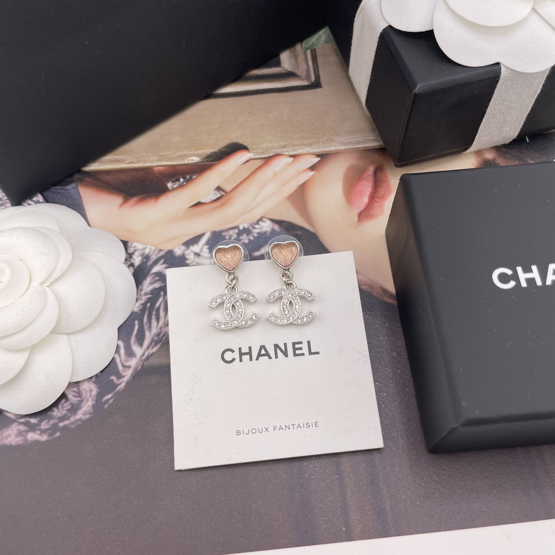 p110【我们出品【香小蓝/小粉爱心吊c耳钉】 Z 4700，25P最新系列🤩🤩绝美爆款💥巨巨巨巨好看！量大咨询客Fu❗️蓝色，粉色两个颜色都超级绝美💗，送包装❗️知道这系列美，没想到美的出众🤩🤩一样样跟足zp❗️🩵蓝+银，简直神仙搭配呀，非常有夏天的氛围感🏖️蓝色爱心肉嘟嘟的感觉，QQ弹弹，还有夹心一样！爱心里面有亮片，像是马代海水一般波光粼粼🌊💓粉+银，浅浅的肉粉色，又透又亮，好温柔😍😍少女感爆棚❗️不愧是本季爆款🔥两色都是靠抢的❗️拼手速哇[机智][机智]