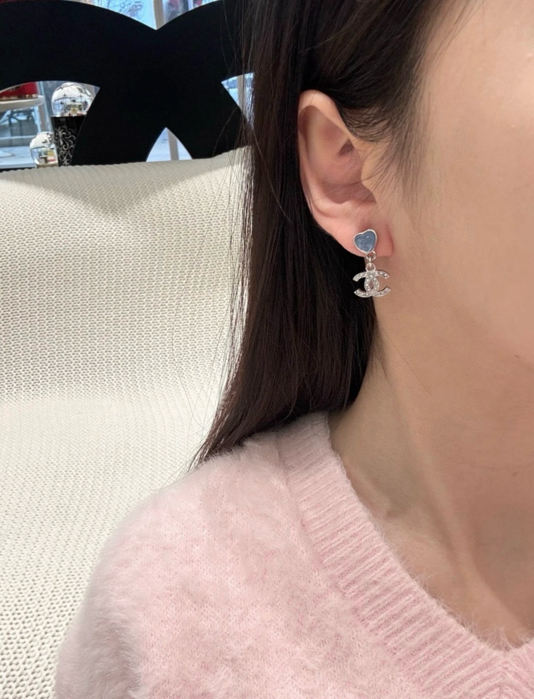 p110【我们出品【香小蓝/小粉爱心吊c耳钉】 Z 4700，25P最新系列🤩🤩绝美爆款💥巨巨巨巨好看！量大咨询客Fu❗️蓝色，粉色两个颜色都超级绝美💗，送包装❗️知道这系列美，没想到美的出众🤩🤩一样样跟足zp❗️🩵蓝+银，简直神仙搭配呀，非常有夏天的氛围感🏖️蓝色爱心肉嘟嘟的感觉，QQ弹弹，还有夹心一样！爱心里面有亮片，像是马代海水一般波光粼粼🌊💓粉+银，浅浅的肉粉色，又透又亮，好温柔😍😍少女感爆棚❗️不愧是本季爆款🔥两色都是靠抢的❗️拼手速哇[机智][机智]