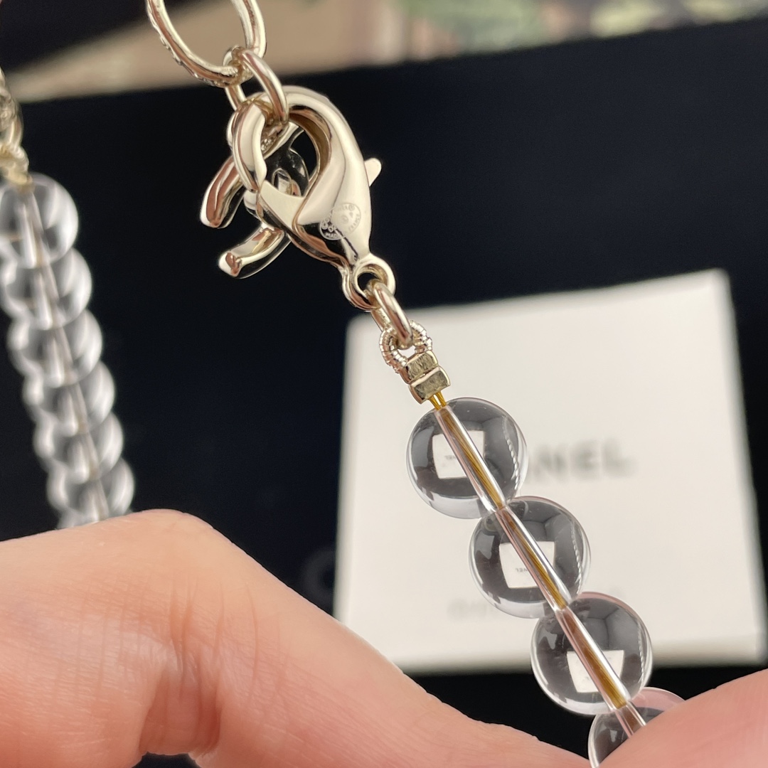 p195【我们出品【香透结吊c水晶长链】现货🔥Z 13500！量大咨询客Fu❗️巨巨巨火爆！美疯了🔥🔥40春夏最新款绝美系列🤩本季必入爆款！老规矩先到先得🍾，送包装❗️看似简单，实际非常重工，报废率巨巨巨高！定制的亚克力整体弧度凹槽各个细节拿捏😭太不容易了！美是真的绝美💗被颜值拿捏的心甘情愿😭我们一致致ZP，每个的棱棱角角跟足ZP来，晶莹剔透✨真的美哭了[得意]夏天搭配绝对颜值时尚都在线的[机智]绝美绝爆炸街组合！佩戴回头率百分百！再穷也要买的系列，报废率极高，一定要多PK ZP，PK饰面任意版本再来[机智][机智][机智] 