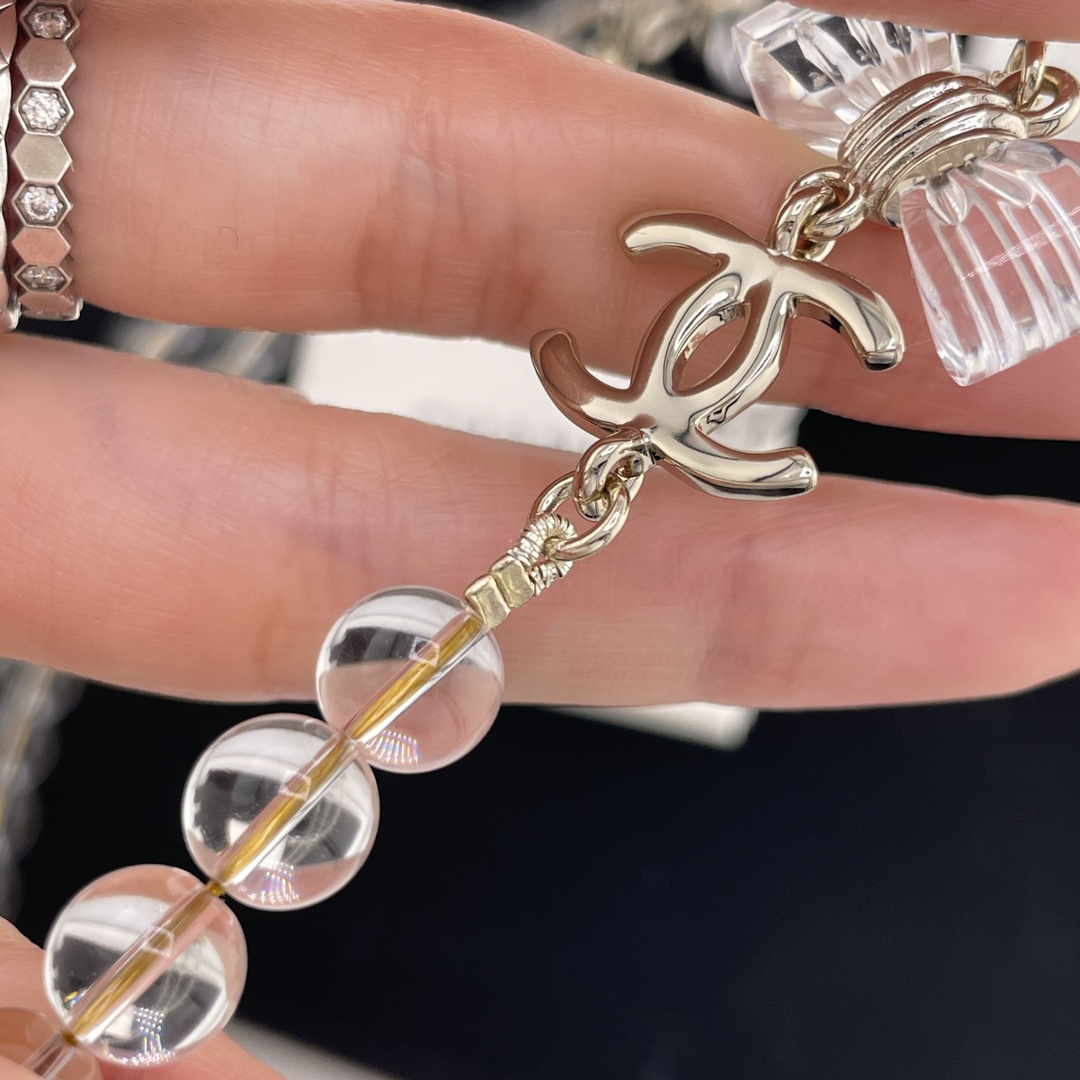 p195【我们出品【香透结吊c水晶长链】现货🔥Z 13500！量大咨询客Fu❗️巨巨巨火爆！美疯了🔥🔥40春夏最新款绝美系列🤩本季必入爆款！老规矩先到先得🍾，送包装❗️看似简单，实际非常重工，报废率巨巨巨高！定制的亚克力整体弧度凹槽各个细节拿捏😭太不容易了！美是真的绝美💗被颜值拿捏的心甘情愿😭我们一致致ZP，每个的棱棱角角跟足ZP来，晶莹剔透✨真的美哭了[得意]夏天搭配绝对颜值时尚都在线的[机智]绝美绝爆炸街组合！佩戴回头率百分百！再穷也要买的系列，报废率极高，一定要多PK ZP，PK饰面任意版本再来[机智][机智][机智] 