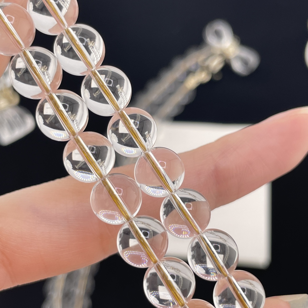 p195【我们出品【香透结吊c水晶长链】现货🔥Z 13500！量大咨询客Fu❗️巨巨巨火爆！美疯了🔥🔥40春夏最新款绝美系列🤩本季必入爆款！老规矩先到先得🍾，送包装❗️看似简单，实际非常重工，报废率巨巨巨高！定制的亚克力整体弧度凹槽各个细节拿捏😭太不容易了！美是真的绝美💗被颜值拿捏的心甘情愿😭我们一致致ZP，每个的棱棱角角跟足ZP来，晶莹剔透✨真的美哭了[得意]夏天搭配绝对颜值时尚都在线的[机智]绝美绝爆炸街组合！佩戴回头率百分百！再穷也要买的系列，报废率极高，一定要多PK ZP，PK饰面任意版本再来[机智][机智][机智] 