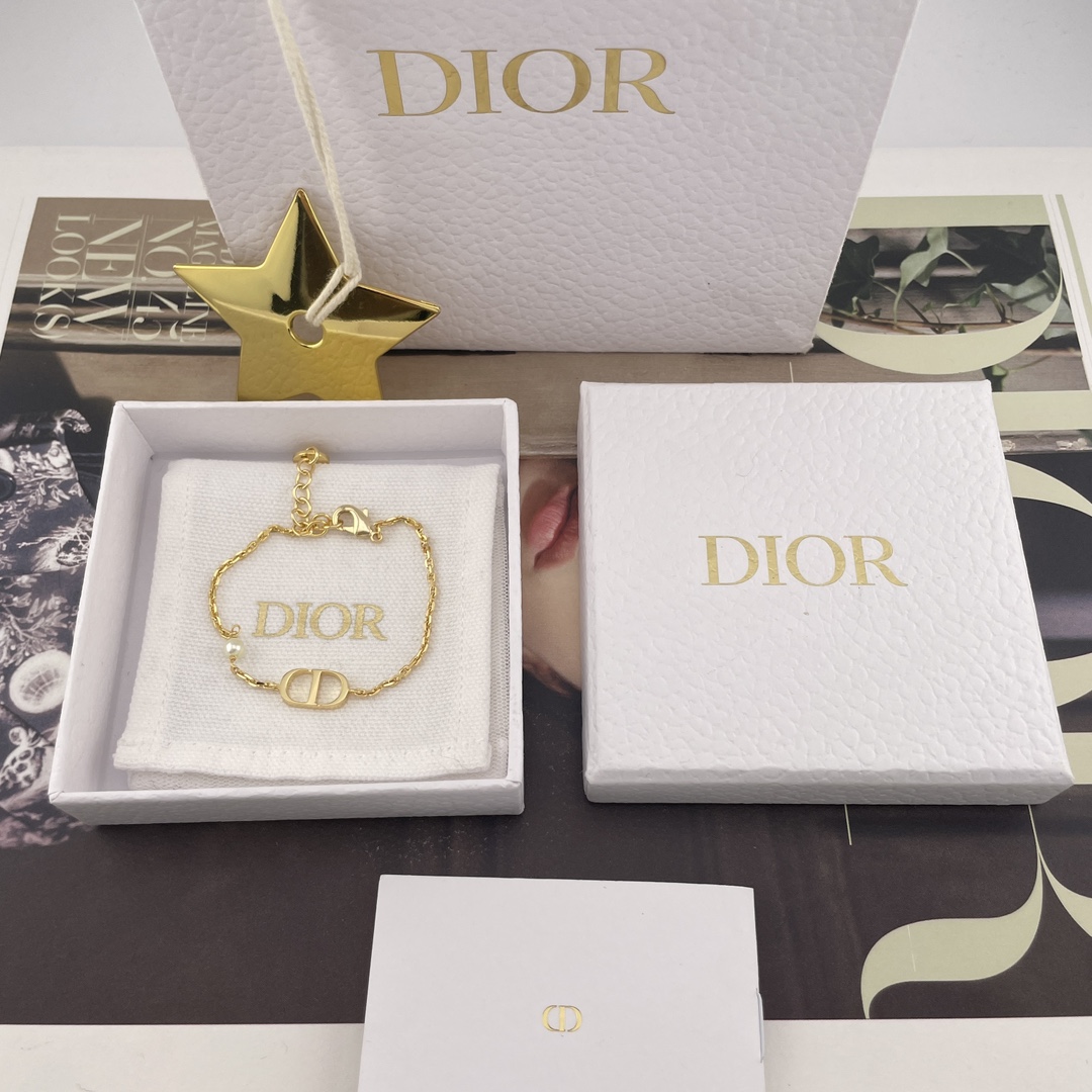 💰238【我们出品【D CD异形珠手链】Z 3300❗️量大咨询客Fu!经典简约清新的CD系列,送包装❗️可以调节长短❗️非常适合现在的季节,认准一致Z💰特定异形珍珠,特别定制的有点粗比较密的链条,也是非常的有质感!拿上手去感受一下我们家出品的质感💓区分市面low版😉适合单戴也适合叠加搭配的一款❗️非常日常百搭的精致感😍