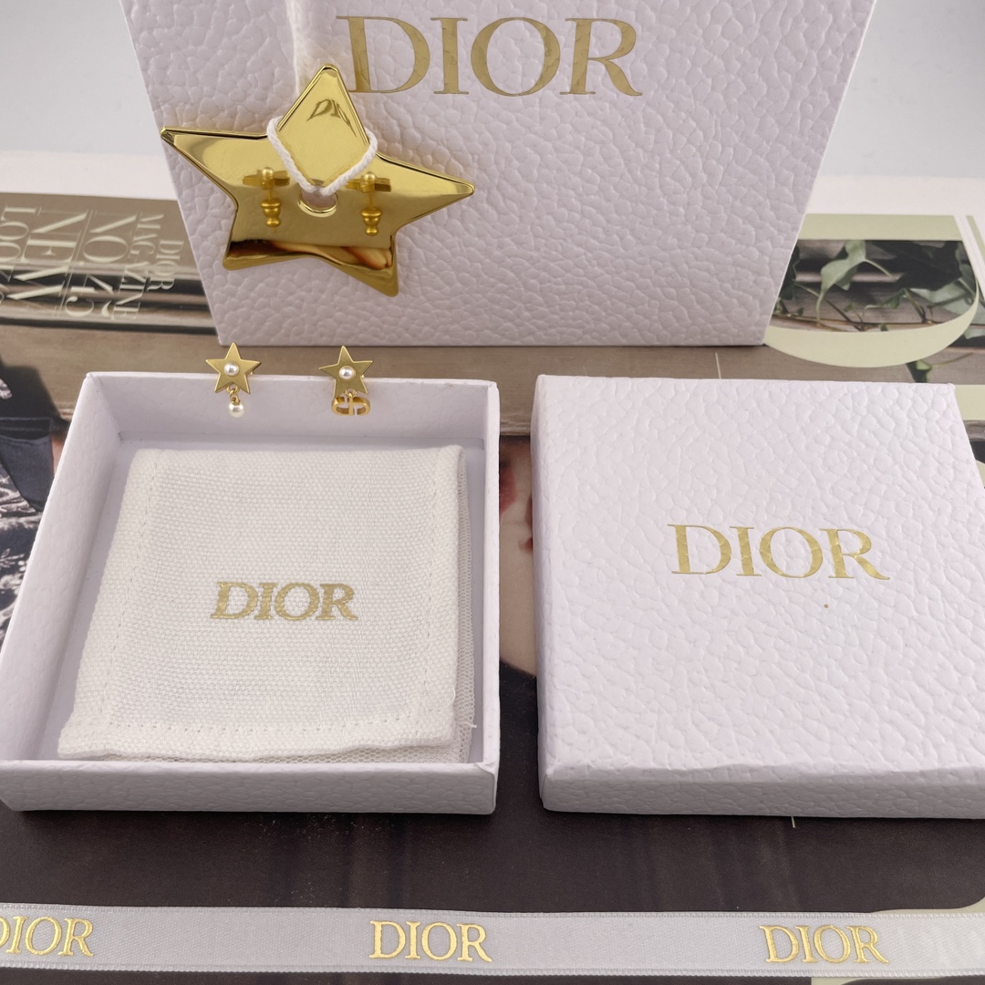 NO:634084,88150 [D dot bead star hanging cd bead earrings] Z, I am so excited. The latest beautiful star earrings are now available!  Discovered for the first time on the entire network!  First come first served Super exquisite and fashionable small earrings!  Star elements!  Love this season’s most exquisite small earrings!  It’s great for daily matching. There is a Swarovski bead in the middle of the star, which is simply the finishing touch. The asymmetrical pendant design makes it full of fashion. I love it. Cardia high-end jewelry1986090988150【D点珠星星吊cd珠耳钉】Z ,是心动啊最新款绝美星星耳钉现huo现huo！全网首发现huo！先到先得超级精致时尚的小耳钉！星星元素！太爱啦本季度最精致小耳钉！日常搭配太赞啦星星中间是点缀一颗施华洛珠子,简直就是点睛之笔,加上不对称吊坠设计时尚感满满爱了爱了,,卡迪亚高端饰品,Jewelry