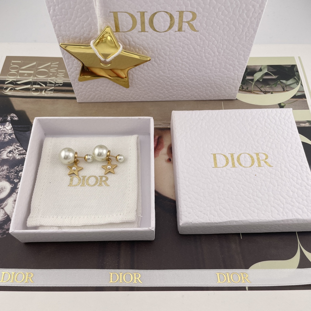 NO:634088,88150 [D Dot Bead Star Double Bead Earrings] Z, I am so excited. The latest beautiful star earrings are now available!  Discovered for the first time on the entire network!  First come first served Super exquisite and stylish design!  Classic large and small beads and earrings with star elements!  Love this season’s most exquisite earrings!  It’s great for everyday wear. There’s a Swarovski bead in the middle of the star. It’s just the finishing touch. It’s super versatile for everyday use!  There is no obvious logo. It is low-key and has a high-end fashion sense. I love it. Cardia high-end jewelry.1986090988150【D点珠星星双珠耳钉】Z ,是心动啊最新款绝美星星耳钉现huo现huo！全网首发现huo！先到先得 超级精致时尚的设计！经典的大小珠耳针加上星星元素！太爱啦本季度最精致耳钉！日常搭配太赞啦星星中间是点缀一颗施华洛珠子,简直就是点睛之笔,超级百搭日常！没有明显logo低调又高级时尚感满满爱了爱了,,卡迪亚高端饰品,Jewelry