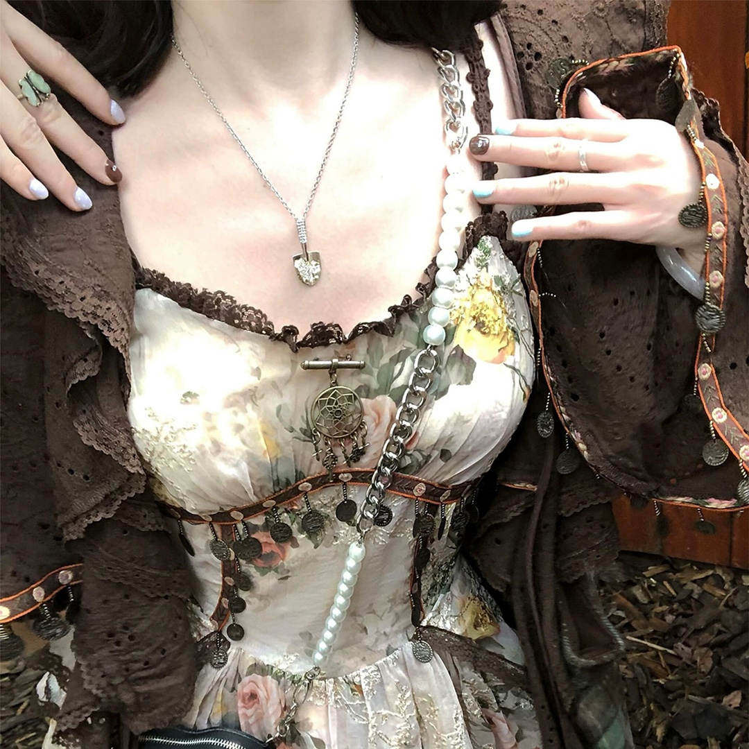 NO:634497,88180【Vivienne Westwood】Baby, what is a happy planet? Come on, this is a happy planet!  The beautiful golden shovel is making money every day!  The most important recommendation for eradicating worries is to close your eyes and enter!  The pure crown ball is a classic symbol, and the shining rings of Saturn outline the future as the waves flow, opening up a new encounter with the future!  The happy little shovel is decorated with diamonds of different sizes and the diamond base is golden!  Separate color plating!  Very heavy duty!  It’s made with the same color as ours, not the cheap diamonds that are readily available on the market!  Mirror polished perfect arc details!  Once you get your hands on it, you can completely feel its texture, feel, and luster. It has a very nice and very special design, and its cool and fashionable pretty appearance makes it punk and a little girly at the same time, bringing with it a group of fashion fans!  It’s really beautiful, can be salty or sweet, pure or delicious!  I fell in love at first sight, it is definitely the leader in the 'practical + high-end' world, absolute yyds, Cardia high-end jewelry1986090988180【Vivienne Westwood】宝宝,什么是快乐星球,来,这就是快乐星球！绝美金铲子日进斗金！铲除烦恼重磅推荐闭眼入准没错！纯粹王冠球是经典的象征,闪耀土星环勾勒未来波光流转间,开启一场与未来的崭新际遇！快乐小铲子上大小不一的钻点缀且钻托是金色的！分件分色电镀！非常重工！认准我们家一致z,而非市面上随随便便用的廉价钻就做出来的！镜面抛光完美弧度细节！拿到手完完全全可以感受到它的质感,手感,光泽感超nice非常特别的设计,冷艳时髦的俏丽模样,使得朋克同时又有点小少女,自带一群时尚粉！真的敲好看,可盐可甜,可纯可欲！一眼便钟情,绝对是“实用+高级”界的杠把子,绝对的yyds,,卡迪亚高端饰品,Jewelry