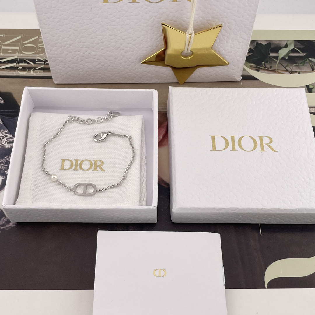 💰238【我们出品【D CD异形珠手链】Z 3300❗️量大咨询客Fu!经典简约清新的CD系列,最新银色出货💥送包装❗️可以调节长短❗️非常适合现在的季节,认准一致Z💰特定异形珍珠,特别定制的有点粗比较密的链条,也是非常的有质感!拿上手去感受一下我们家出品的质感💓区分市面low版😉适合单戴也适合叠加搭配的一款❗️非常日常百搭的精致感😍