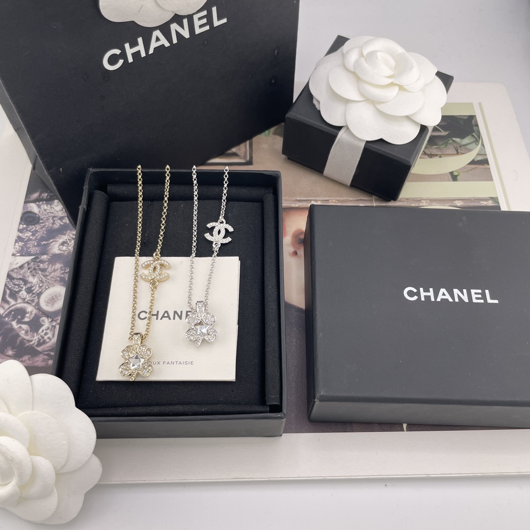 💰280【我们出品【香星钻四叶草项链】Z 5500,量大咨询客Fu❗️你们一直在等的超级大爆款来啦❣️💥老规矩先买先得💥巨巨巨好看🤩金色,银色两个颜色!,送包装❗️太仙啦❗️最爱的lucky四叶草🍀元素,全网首发!什么也别说,冲着它的颜值先自留啦🤩🤩日常又精致❗️定制了超久的施华洛世奇星星⭐️水钻!每个细节,配件,全部都必须跟足z💰❗️来吧,现货都是靠拼手速的❤️🔥闭眼冲