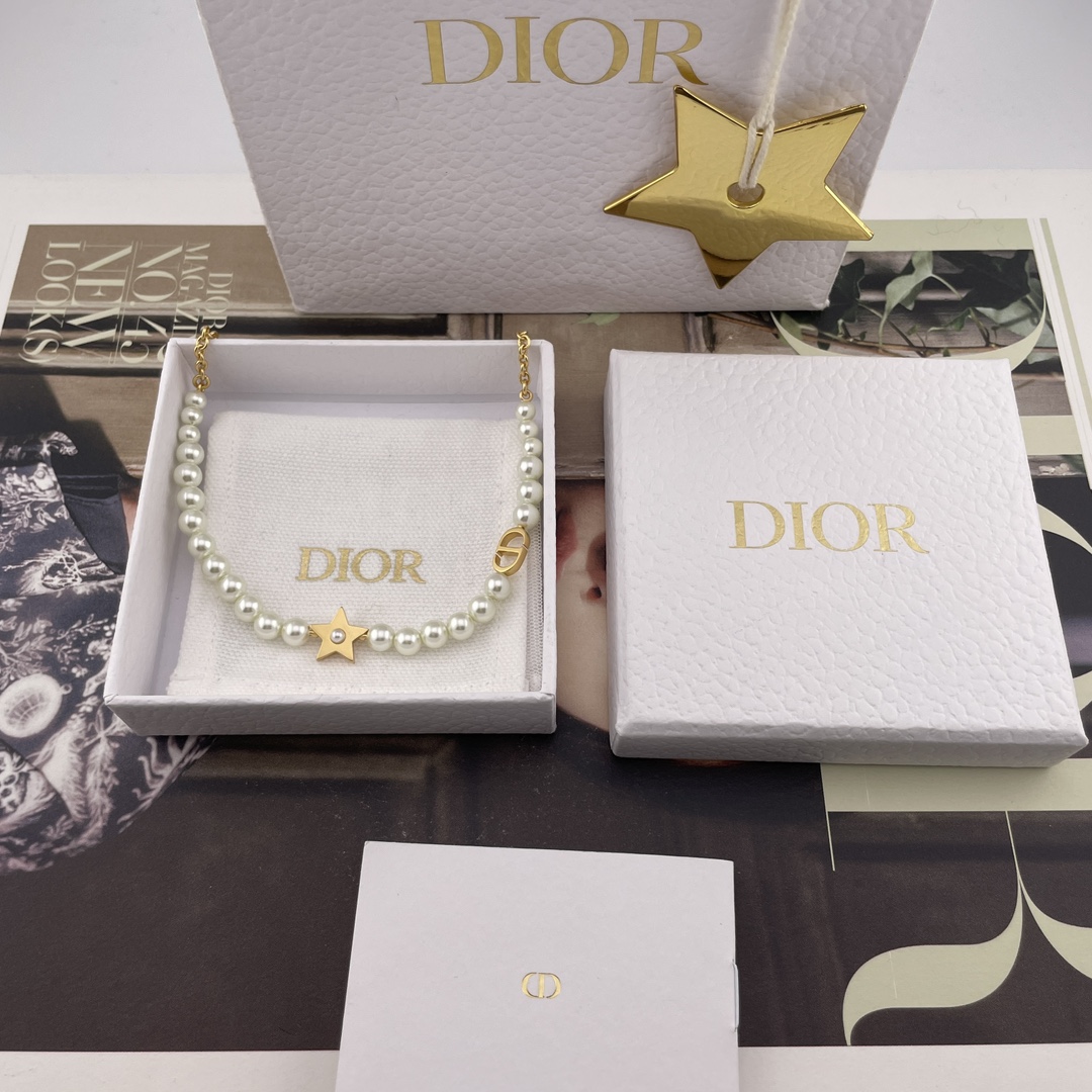 NO:633798,88180, Star CD Pearl Necklace OMG OMG OMG is so beautiful and romantic!  A must-have for any pretty little fairy!  The five-pointed star design has a strong sense of detail. I noticed that although there are pearls in the whole necklace, I don’t see any bead threads or metal links!  Very ingenious design, our products are consistent. It is a piece of jewelry, more like a work of art. It is really beautiful and full of fairy spirit. I love it so much. It is the finishing touch of the style. Don’t say anything, just keep it for yourself!  ,,necklace,Cardia high-end jewelry1986090988180,星星cd珍珠项链 OMG OMG OMG太美太浪漫了吧！戴上美的不像话小仙女必备！五角星设计,细节感很强,发现没有,整条项链虽然有珍珠但是没有看到任何穿珠线跟金属链接！非常巧妙的设计我们家出品一致z是一件饰品更像是一件艺术品上身真的巨美仙气十足,超喜欢绝对是造型的点睛之笔什么也别说,先自留啦！,,necklace,卡迪亚高端饰品,Jewelry