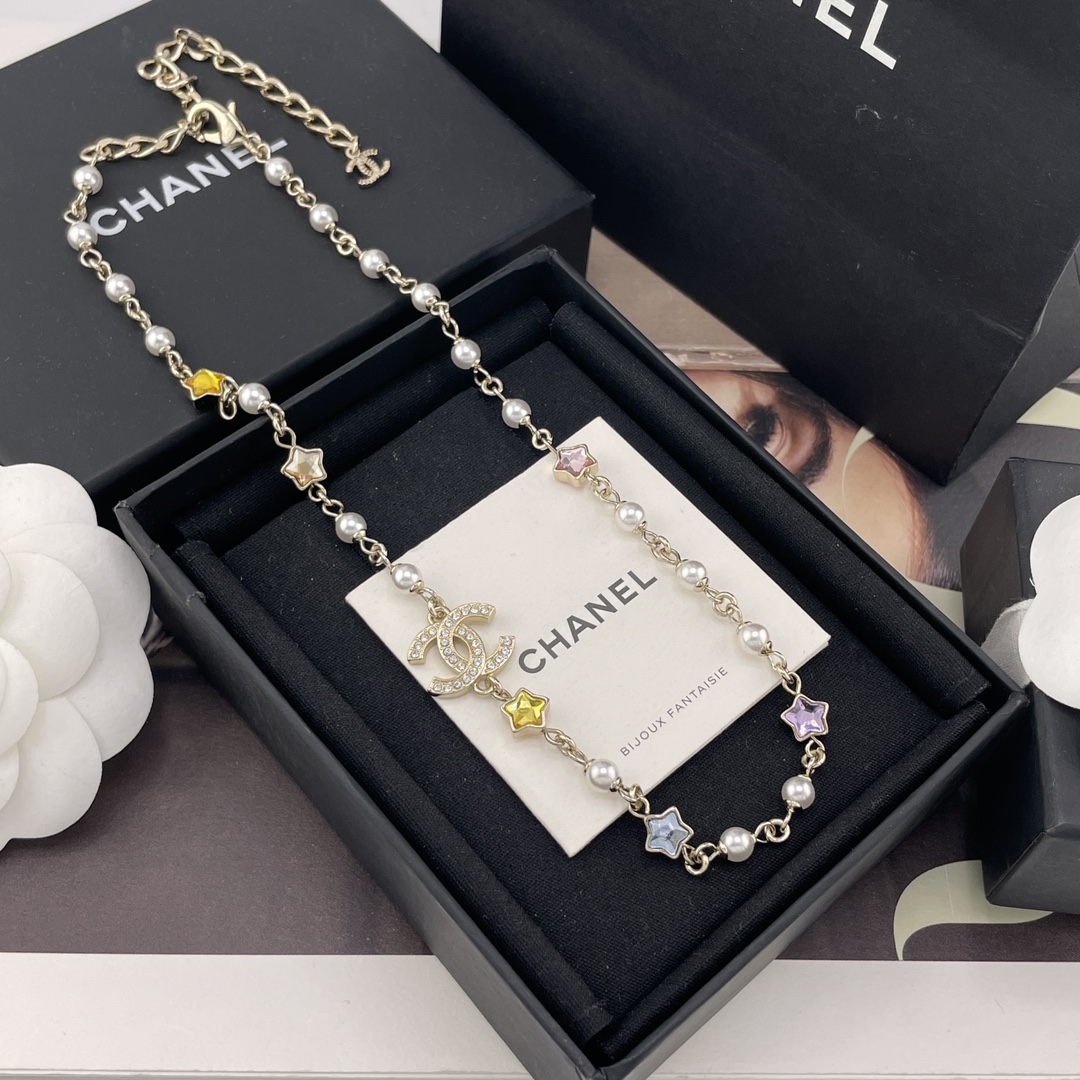 NO:632669,88230 [Produced by us] [Xiangcai Star Side C Necklace] Ready Z!  We have consulted with customers in large quantities to customize Swarovski star color diamonds for a long time. It is not easy. The first hot model on the whole network is coming. The latest and beautiful series of 25 spring and summer is here!  Colorful is a thrilling feeling!  A must-have for super Bling fairies!  Colored diamonds are perfect for spring and summer. The color of each star is light, refreshing and bright!  There is a magic that cannot be said no. The light gold is just right, low-key and high-end, and the texture is super nice!  A must-have item you can’t miss!  The classic design is dominated by refinement and retro, and modern fashion is filled with every detail. Not high-profile, but outstanding, necklace, Cartier high-end jewelry1986090988230【我们出品】【香彩星侧c项链】现货Z ！量大咨询客Fu定制了超久的施华洛星星彩钻,太不容易了全网首发爆款来袭 25春夏最新款绝美系列来吧！五彩缤纷是心动的感觉！超级Bling仙女必备！彩钻太适合春夏啦每颗星星的颜色淡淡的,清爽明亮！有种无法say no的魔力恰到好处的浅金低调又高级,质感超nice！绝不能错过的必备单品！经典的设计被精致与复古所支配,现代时髦感充斥着每一个细节,不高调,但出众,,necklace,卡迪亚高端饰品,Jewelry