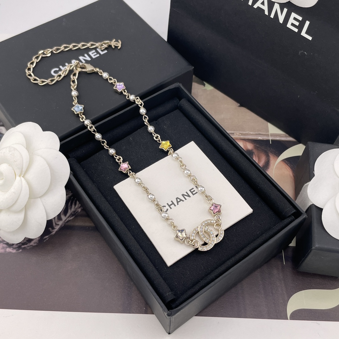 NO:632586,[Xiangcai Star Double C Necklace] Ready Z. Customized Swarovski star color diamonds for a long time. It is not easy. The first hot model on the whole network is coming. The latest and beautiful series of 25 spring and summer is here!  88220, the colorful packaging is a heart-warming feeling!  A must-have for super Bling fairies!  Colored diamonds are perfect for spring and summer. The color of each star is light, refreshing and bright!  There is a magic that cannot be said no. The light gold is just right, low-key and high-end, and the texture is super nice!  A must-have item you can’t miss!  The classic design is dominated by refinement and retro, and modern fashion is filled with every detail. Not high-profile, but outstanding, necklace, Cartier high-end jewelry19860909【香彩星双c项链】现货Z 定制了超久的施华洛星星彩钻,太不容易了全网首发爆款来袭 25春夏最新款绝美系列来吧！88220,送包装五彩缤纷是心动的感觉！超级Bling仙女必备！彩钻太适合春夏啦每颗星星的颜色淡淡的,清爽明亮！有种无法say no的魔力恰到好处的浅金低调又高级,质感超nice！绝不能错过的必备单品！经典的设计被精致与复古所支配,现代时髦感充斥着每一个细节,不高调,但出众,,necklace,卡迪亚高端饰品,Jewelry