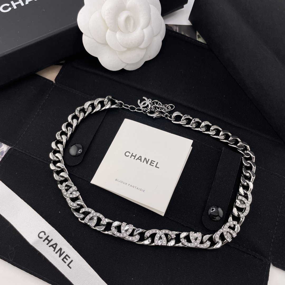 NO:632647,88260 [Fragrant thick chain necklace] The most beautiful double C rhinestone series! The Z collar costs 15,000, which is sky-high price but it’s really amazing. It’s a hot model! This season's work is simply amazing. Half of the diamond-covered double c's float on the specially customized chain. The upper body is huge and beautiful, and it is very flashy. It is very advanced and heavy-duty! Black ruthenium hardware plating is not silver or gun black, but a very special precious metal black ruthenium plating! Absolutely beautiful and fashionable online! This season’s most beautiful collection for the upper body is simply heavenly! The length of the chain is adjustable. A set of bracelets and necklaces is highly recommended and must be bought! A thousand words, two words, buy it! ! ,,necklace,bracelet,Cardia high-end jewelry1986090988260【香粗链条项圈】 香最美双C水钻系列！Z 项圈15000,天价但是真的太绝啦火爆款开枪！这一季的简直就是神操作,特别定制的链条上浮起的半边的满钻双c,上身巨巨巨好看,而且非常闪,非常的重工高级！黑钌五金电镀不是银色的哈,也不是枪黑色,而是非常特别的贵金属黑釕电镀！绝对颜值时尚都在线的！本季度上身最美系列,简直美若天仙！链条长短可调节,手链项链一套强烈呼吁,一定要买！千言万语,两个字,买它！！,,necklace,bracelet,卡迪亚高端饰品,Jewelry