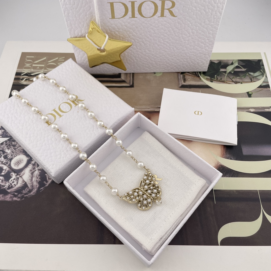 NO:632638,88220 [D Hollow Butterfly Pearl Necklace] Z, Zhou also follows the same old rules and arranges according to the order of order!  Madam, madam, you are absolutely beautiful!  The popular butterfly bracelet is here to fall in love with at first sight!  Jujuju is very popular and has a large volume. Please consult the customer service!  Come on, be sure to buy the truly beautiful ZP brass material with Tianji consistent ZP brass and Swarovski pearls. This season, my wife is so beautiful that I can’t put it down. Each top is particularly beautiful and fairy-like. Jiu Zi Li Huo must have so lucky elements!  It really feels like an elf is flying on your collarbone, it is particularly dynamic. I highly recommend the simultaneous development of a full range of bracelets, necklaces, earrings, and earrings!  Close your eyes and rush!  ,,swarovski,earrings,necklace,bracelet,Cardia high-end jewelry1986090988220【D镂空珠蝶珍珠项链】Z ,周也同款老规矩按下单顺序安排！太太太太绝美啦！爆款蝴蝶手链来袭一眼爱上！巨巨巨火爆量大咨询客Fu！来吧一定要买真心美出了天际一致ZP黄铜材质,颗颗施华洛世奇珍珠,这一季度太太太美了,爱不释手,每一款上身都特别的好看太仙啦九紫离火必备so lucky的元素！真的好像一只小精灵在你锁骨飞舞,特别的有灵动感,非常推荐手链,项链,耳钉,耳环全系列同步开发！闭眼冲！,,swarovski,earrings,necklace,bracelet,卡迪亚高端饰品,Jewelry