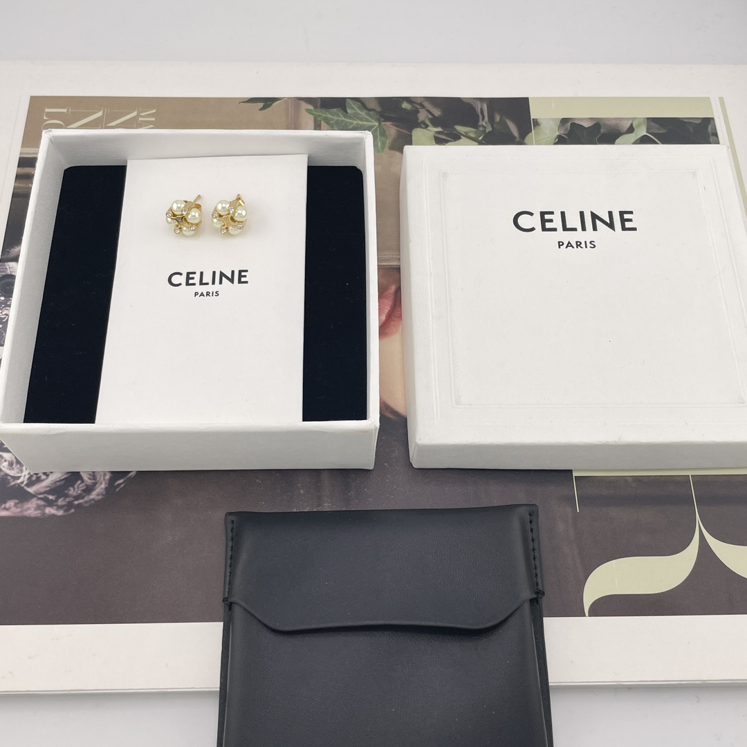 NO:632781,88160 [C Square Bead Stud Earrings] Z, fashionable and simple, and very creative design, very fairy, very soft, elegant!  Swarovski pearls + Swarovski diamonds, very textured!  Every pair is exquisite!  The simpler the design, the more it must be done well, so that it can have that retro Hong Kong style, a mid-century vintage style, minimalist but not simple, with a fashionable personality and temperament, very suitable for daily matching, Cardia high-end jewelry1986090988160【C 四方珠耳钉】Z ,时尚简约,又很有创意的设计,非常仙,非常柔美,落落大方！颗颗施华洛珍珠+施华洛钻,非常的有质感！每一对都是精品！越简单的设计,越是要做好,才有那种复古港风味道出来,一股中古风Vintage范,极简而不简,个性时髦气质,非常适合日常搭配,,卡迪亚高端饰品,Jewelry