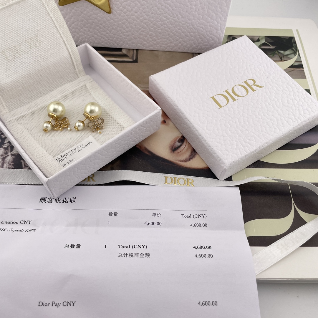 【【D 满钻蝴蝶结吊珠双珠耳钉】Z 4800，sa开完单寄过来后通知开错价格，又补了200😭😭开错单涨价