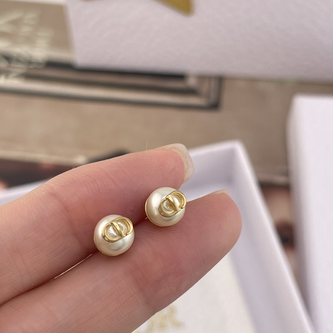 【【D 满钻蝴蝶结吊珠双珠耳钉】Z 4800，sa开完单寄过来后通知开错价格，又补了200😭😭开错单涨价