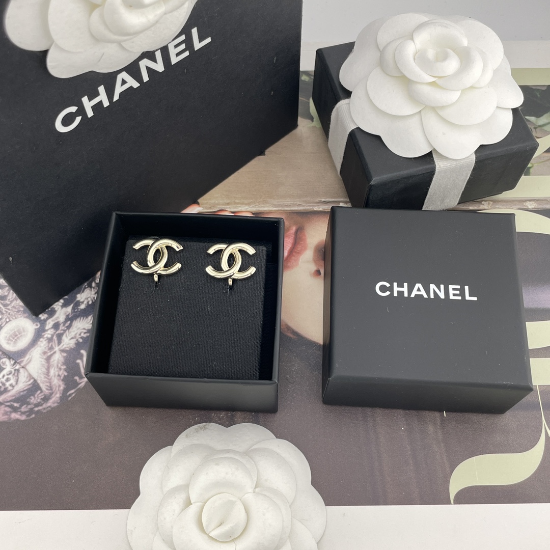 NO:634254,88150 [Fragrant surface c ear clip] Z, large quantity, please consult the customer, you must buy the cc series every season, a classic for thousands of years!  Close your eyes and rush!  A classic style that has been around for thousands of years, this season’s design really has 10,000 styles that will hit people’s hearts. It’s a versatile and classic style for everyday use!  The hardware is exquisite and delicate. It is recommended to buy it for yourself. Cardia high-end jewelry1986090988150【香光面c耳夹】Z ,量大咨询客Fu每季必入cc系列万年经典！闭眼冲！万年经典款,这一季的设计,真的要给一万个款款戳中人心啊日常百搭经典款！五金精致又细腻,推荐必入自留,,卡迪亚高端饰品,Jewelry