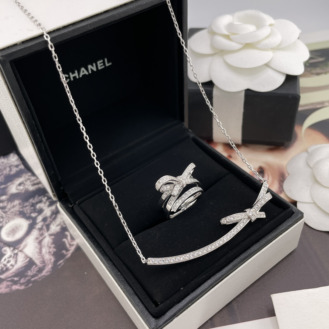 NO:632810,88260 [Fragrant diamond multi-layered three-dimensional bow ring] Z 94800, nearly 10 w purchased jewelry developed by Z, can be customized with real gold and real diamond version, only the same version of real gold will be made, no Z will not develop, there are all kinds of wrong gold products in the market!  [Sterling silver Seiko version [crying] [crying] [crying] It’s over Z90,000, which is really expensive, but it’s so beautiful. This is a classic and versatile model, especially in this season. It’s simply, simply, every piece of carefully selected 5A grade imported simulated high-carbon diamonds!  Each piece is hand-mounted under a microscope by master craftsmen with more than ten years of skill!  Heavy investment and heavy work, we have completely made nearly 10 jewelry-like textures, devilish, absolute design, directly saving you more than 90,000 [wit][wit] Wall crack recommended with a set of necklaces, necklace, ring, pure silver, Cartier high-end jewelry1986090988260【香满钻多层立体蝴蝶结戒指】Z 94800,近10个w购入珠宝类Z开发的,可订做真金真钻版,真金一样只做对版Z货,无Z不开发,K市面各种不对版金货！【纯银精工版[流泪][流泪][流泪]Z9万多,真心贵,but,太美太美了,这个堪称万年经典百搭气质款,特别是现在这个季节搭配,简直了,简直了,颗颗精选5A级进口仿真高碳钻！颗颗由十年以上功力老师傅在显微镜下手工镶嵌！重金重工重磅,完完全全做出了Z近10个w的珠宝类的质感,魔鬼,绝对的设计,直接给你们省了9万多[机智][机智]墙裂推荐跟项链一套入,,necklace,ring,pure silver,卡迪亚高端饰品,Jewelry