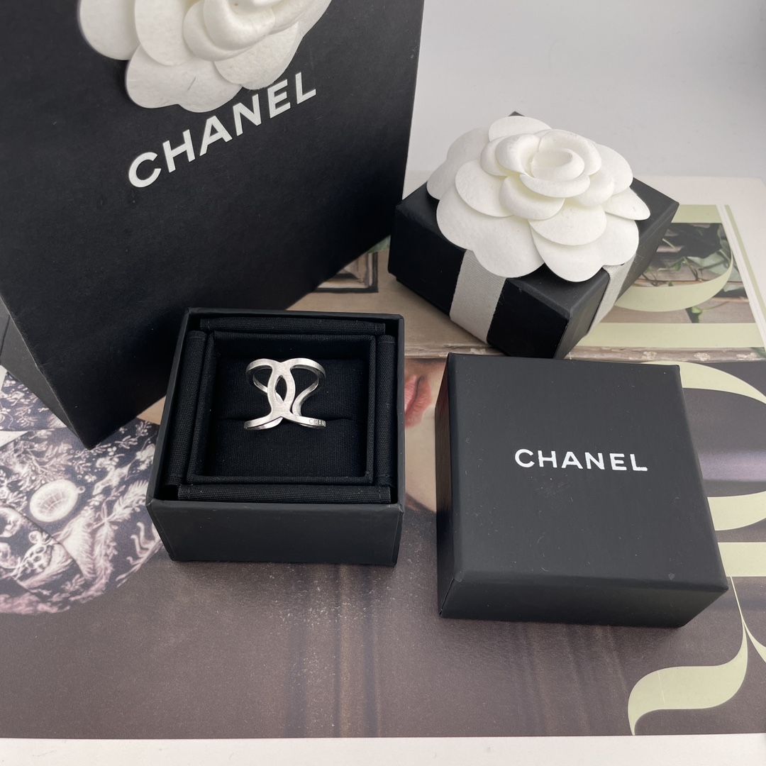 NO:632804,8810 [Fragrant Silver C Ring] I love the second-hand style, the same style for all major celebrities and Internet celebrities - size 7-8, fashionable and simple, and very creative design, very fairy, very soft, elegant!  Because of the extremely simple design, the more you have to do it well, the more retro Hong Kong style will come out, a mid-century Vintage style, minimalist but not simple, with a fashionable personality and temperament, very suitable for daily matching!  ,,Cardia high-end jewelry198609098810【香银c戒】中古款太爱啦各大明星网红同款-7-8码,时尚又简约,又很有创意的设计,非常仙,非常柔美,落落大方！因为极其简单的设计,越是要做好,才有那种复古港风味道出来,一股中古风Vintage范,极简而不简,个性时髦气质,非常适合日常搭配！,,卡迪亚高端饰品,Jewelry