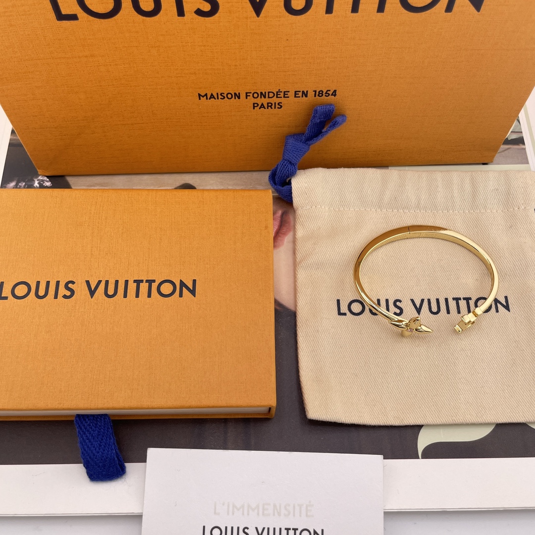 NO:635948,88200 [L Donkey Open Bracelet] Z, large quantity, customers who consulted loved it!  The 5a grade light pink diamond is super bling and eye-catching. One size fits all: M!  The opening design is very convenient!  The Flowergram series is a bracelet with a very unique design. Its shape interprets the brand's classic elements. Four-leaf clover element + letter logo!  Full of details and texture!  Exquisite, versatile and everyday, it adds a delicate finishing touch to the look. It is highly recommended and worth buying. Louis Vuitton, Bracelet, Cartier high-end jewelry1986090988200【L 驴开口手镯】Z ,量大咨询客Fu爱了爱了！5a级淡粉钻超Bling让人眼前一亮均码M码！开口设计非常方便！Flowergram 系列很有个性设计感的一款手镯,造型诠释品牌经典元素.四叶草元素+字母logo！细节质感满满！精致百搭又日常,为造型增添精致的点睛之笔,超级推荐值得入手,,louis vuitton,bracelet,卡迪亚高端饰品,Jewelry