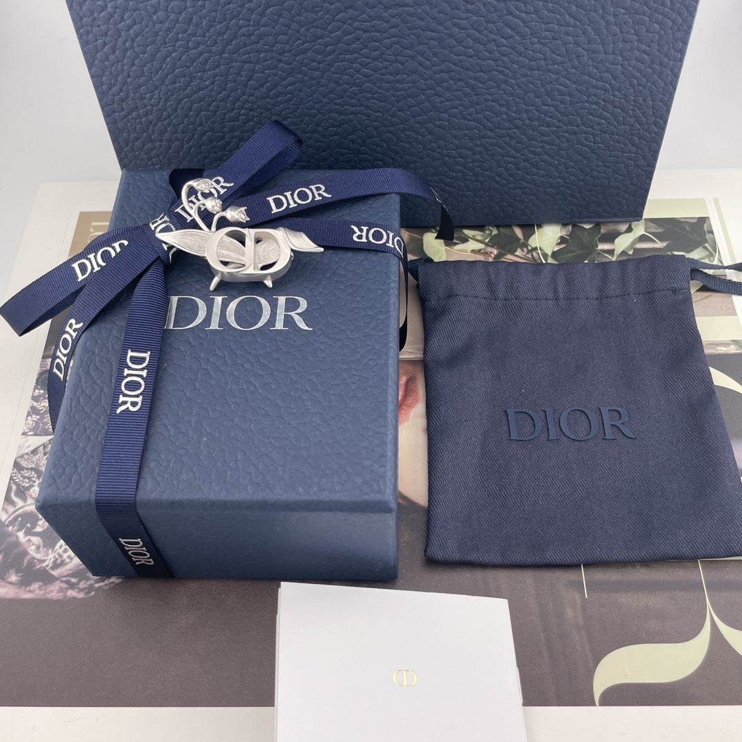 NO:632943,88200 [D CD lily of the valley brooch] Z, the lily of the valley blooms, happiness comes. I love everything about the lily of the valley. The flower of the Di family. I close my eyes and look at it. It’s super, super, beautiful and in love!  Such a tonal one!  The overall thickness is very textured!  The low-key and high-end frosted matte texture is super stylish. Wearing it can completely reflect the high-end taste of petty bourgeoisie. My wife loves it so much!  Plus three-dimensional flower petal details!  The stamens of the lily of the valley are also decorated with silver shadow Swarovski diamonds. The lily of the valley represents luck and happiness. Wearing it will bring you good luck!  The styling is really stunning, beautiful and amazing!  Super textured!  Paired with T-shirts and tops in the summer, it’s great. For boys, it’s also super exquisite with shirts and suits!  This gentleman is really worth collecting, louis vuitton, dior, shirts, tees, t-shirt, business suit, brooch, breastpin, Cartier high-end jewelry1986090988200【D CD铃兰花胸针】Z ,铃兰花开,幸福自来太爱铃兰花的一切了迪家之花,闭眼冲超级超级绝美爱惨啦！太有调性的一款！整体有厚度,非常的有质感！低调高级的磨砂哑光质感,超级有设计感,戴上它完完全全就是能体现出小资情调的高级品味真的太太太爱了！加上立体的花型花瓣细节！铃兰花的花蕊还点缀了silver shadow的施华洛钻太拿捏啦兰铃花代表幸运,幸福,戴上它为你带来好运！造型感真的太绝太美太赞啦！超级有质感！夏天搭配T恤小上衣太绝啦男生搭配衬衫西装也是超级精致！gentleman这款真心太值得收藏了,,louis vuitton,dior,shirts,tees，t-shirt,business suit,brooch，breastpin,卡迪亚高端饰品,Jewelry