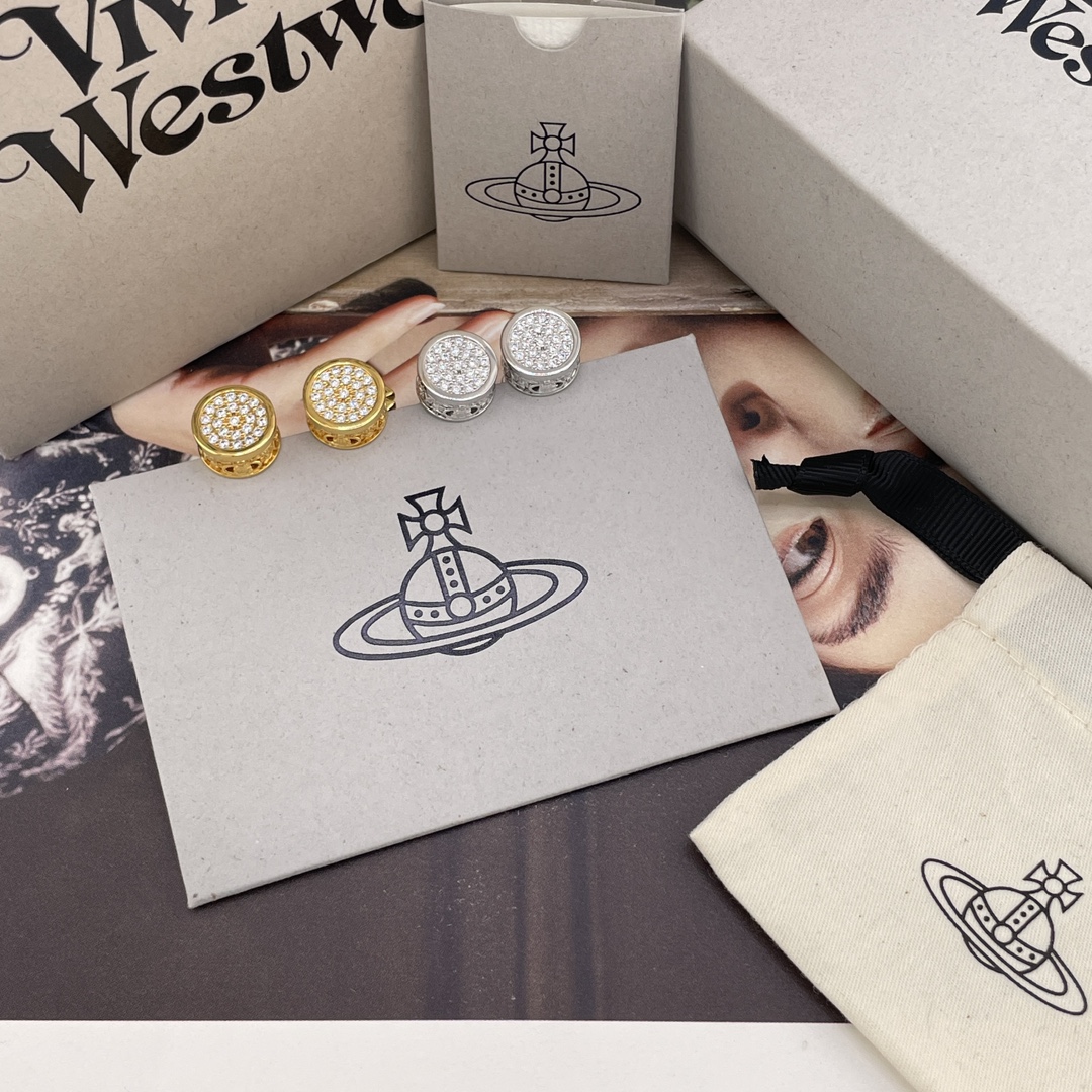 NO:632934,88160【Vivienne Westwood】Baby, what is a happy planet? Come on, this is a happy planet!  Stunningly beautiful Saturn diamond-filled thick round earrings, huge and beautiful!  There are two colors: gold/silver. It is highly recommended to close your eyes and enter!  The pure crown ball is a classic symbol, and the shining rings of Saturn outline the future as the waves flow, opening up a new encounter with the future!  The diamonds on Saturn are custom-made Swarovski rhinestones, which are exactly the same as ours, and are not made from cheap diamonds that are readily available on the market!  When you get your hands on it, you can completely feel its texture, feel and luster. The rhinestone embellishment appears on the design of Saturn, adding a lot of cool and fashionable pretty looks, making the punk look a little girly at the same time, bringing with it a group of fashion fans!  It’s really beautiful, can be salty or sweet, pure or delicious!  Fall in love at first sight, definitely the leader in the 'practical + high-end' world, absolute yyds, absolute treasure, timeless Saturn, Cardia high-end jewelry1986090988160【Vivienne Westwood】宝宝,什么是快乐星球,来,这就是快乐星球！绝美土星满钻厚圆耳钉,巨巨巨好看！金/银两个颜色,重磅推荐闭眼入准没错！纯粹王冠球是经典的象征,闪耀土星环勾勒未来波光流转间,开启一场与未来的崭新际遇！土星上边的钻是定制的施华洛水钻,认准我们家一致z,而非市面上随随便便用的廉价钻就做出来的！拿到手完完全全可以感受到它的质感,手感,光泽感超nice用水钻的点缀出现在土星的设计上,增添不少冷艳时髦的俏丽模样,使得朋克同时又有点小少女,自带一群时尚粉！真的敲好看,可盐可甜,可纯可欲！一眼便钟情,绝对是“实用+高级”界的杠把子,绝对的yyds,绝对的宝藏永不过时的土星,,卡迪亚高端饰品,Jewelry