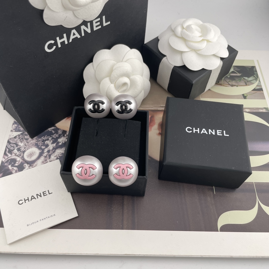 NO:634195,88180 [Xiangda white pearl black/pink c earrings] Z, large quantity inquiry customer Fu25P latest style is so beautiful that this season's treasure earrings are crazy. Black is fashionable, classic and versatile, pink nobility is exposed, the pink and sweet pearl tone is the kind of silvery cold porcelain white light, with a slight pearlescent feeling, not warm white pearls!  The half-moon design fits the earlobe very well and wraps it slightly. It is unique and light yet has a sense of presence. The upper ear is plump and plump, gentle and white. It is highly recommended to keep it for yourself. Cardia high-end jewelry1986090988180【香大白珠黑/粉c耳钉】Z ,量大咨询客Fu25P最新款美到冒泡本季的宝藏耳钉爱疯了黑色时髦经典百搭粉色贵气外露,粉粉甜甜珍珠色调是那种银冷瓷白光,微微珠光感,不是暖白珍珠哟！半月牙的设计很贴合耳垂,微微包裹,很独特很轻但又很有存在感,上耳饱满丰盈,温婉大气又显白超级推荐必入自留,,卡迪亚高端饰品,Jewelry