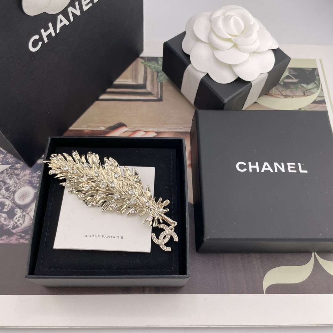 NO:633004,89200【Fragrant Feather Hanging Double C Brooch】Z, the latest and most beautiful series for 25 summer!  Shipping soon!  The old rule is first come first served!  The feather design is so advanced!  It has the feeling of seeing high-end jewelry. Close your eyes and compare the two colors of light gold and silver!  The lifelike feather shape is also carved with the feather's hair and the dots of Swarovski embellishments on the feather are simply the finishing touch!  The back is also all hand-drawn textured!  A must-have collection for my wife, brooch, breastpin, and Cartier high-end jewelry.1986090989200【香羽毛吊双c胸针】Z ,25夏季最新款绝美系列！即将出货！老规矩先到先得！羽毛设计太高级了！非常有高级珠宝的既视感闭眼冲浅金,银色两个颜色！栩栩如生的羽毛形状还雕刻出了羽毛的毛流感羽毛上的点点施华洛钻点缀简直就是点睛之笔！背面也全部都是手工拉丝纹路！太太太重工啦必须收藏的一款,,brooch，breastpin,卡迪亚高端饰品,Jewelry