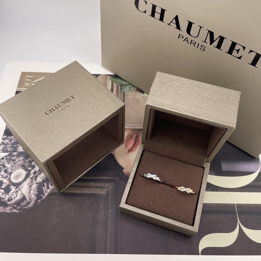 NO:633236,88200, Z 12400, you can customize real gold and real diamonds [Pure Silver Seiko Edition] [Diamond Cross Ring] This is definitely recommended, in two colors: rose gold and platinum!  The slim design shows off your slender fingers!  All imported simulation diamonds are inlaid by hand under a microscope one by one!  Very heavy duty!  We all agree that Z has a fresh temperament, an intellectual and smart style, and the elegant and unique temperament is more attractive when paired with it. First of all, the color of Z's rose gold plating is a very genuine color, not the reddish color on the market. Secondly, the main accessories are curved when viewed from the side, which is very elegant [strong][strong],,ring,pure silver,Cardia high-end jewelry1986090988200,Z 12400,可以订制真金真钻【纯银精工版】【带钻叉叉戒指】这款绝对的推荐,玫瑰金,白金两个颜色！细版设计超级显手指细长绝绝子！全部由师傅在显微镜下手工一颗一颗镶嵌进口仿真钻！非常重工！我们一致z气质清新,造型知性而灵动,优雅别致的气质配搭起来更具魅力 首先,Z的玫瑰金电镀颜色,是非常正的颜色,而非市面那种发红的颜色,再来,主配件侧面看整个配件都是有弧度的,非常的考究[强][强],,ring,pure silver,卡迪亚高端饰品,Jewelry