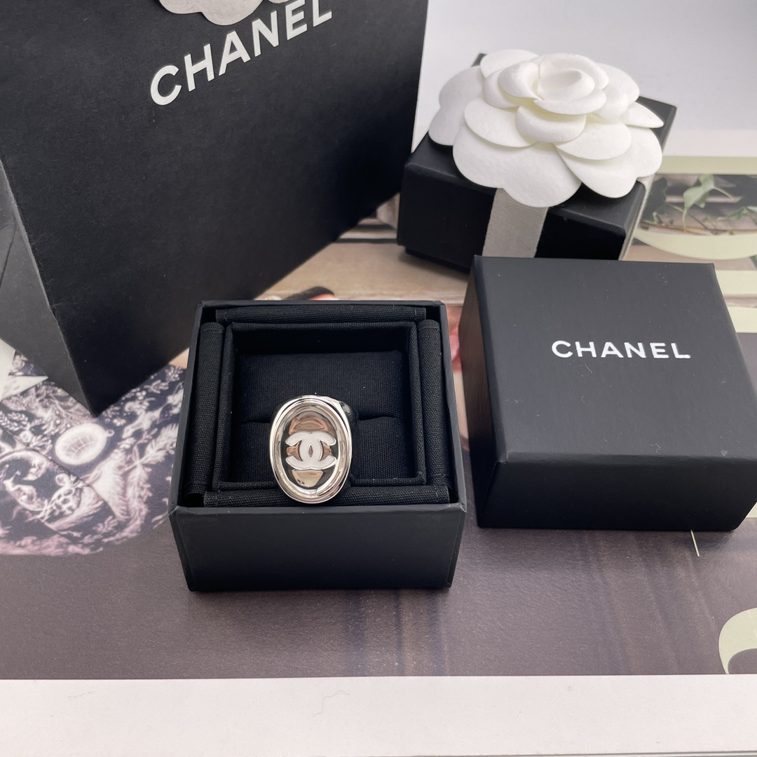 NO:647493,88180【Scented Oval Silver Mirror Ring】Z!  The volume is huge. Customers are here to send out hot-selling items. Anyone who doesn’t own the hot-selling ring will buy it for me. It’s the same series as Jennie’s. It must be huge, huge, huge, huge, hot, beautiful and crazy. It comes in three sizes: 6-7-8!  25s spring and summer show!  Simple and elegant design, casual and versatile!  Even for daily commuting, there is absolutely no problem. The white enamel double C + concave and convex mirror texture is consistent with our products. The details are in place, cool and rustic!  Cool and classy!  It’s so beautiful. Whoever wears it will look better. Ring, Cartier high-end jewelry.1986090988180【香椭圆银镜戒指】Z ！量大咨询客Fu又来发爆款咯谁还没拥有的爆款戒指都给我买Jennie同款系列来头一定不小巨巨巨巨巨火爆美疯了6-7-8三个尺寸！25s春夏秀款！简单大方的设计,休闲百搭！即使是日常通勤也绝对没有问题白色珐琅双c+凹凸镜面感我们家出品一致zp细节拿捏到位又酷又飒！清冷又高级！太美了谁戴谁好看,,ring,卡迪亚高端饰品,Jewelry