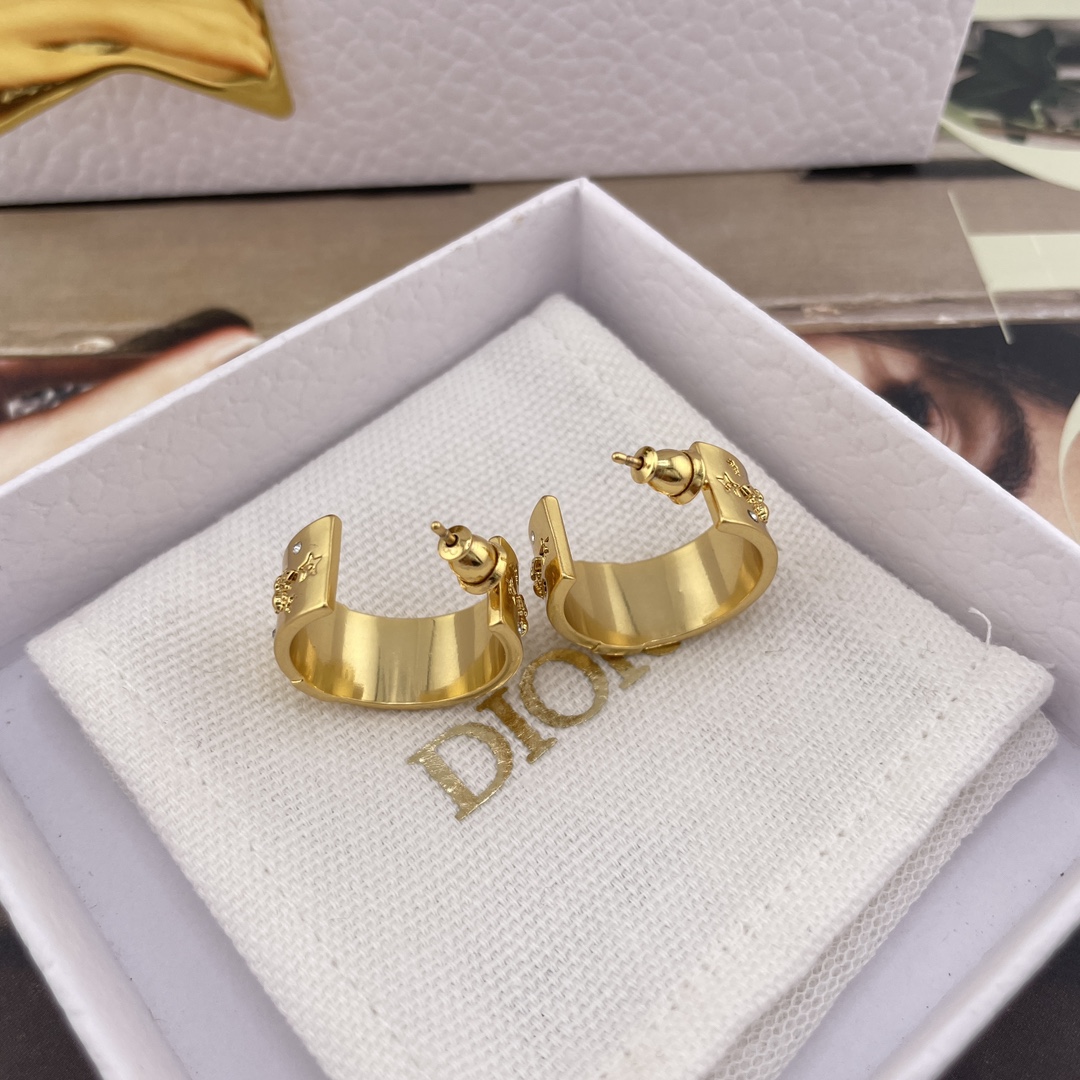 【我们推【D 宽版小金圈耳钉】Z 4200，量大咨询客Fu❗️25年春夏最新系列❗️真心美出了天际😍墙裂