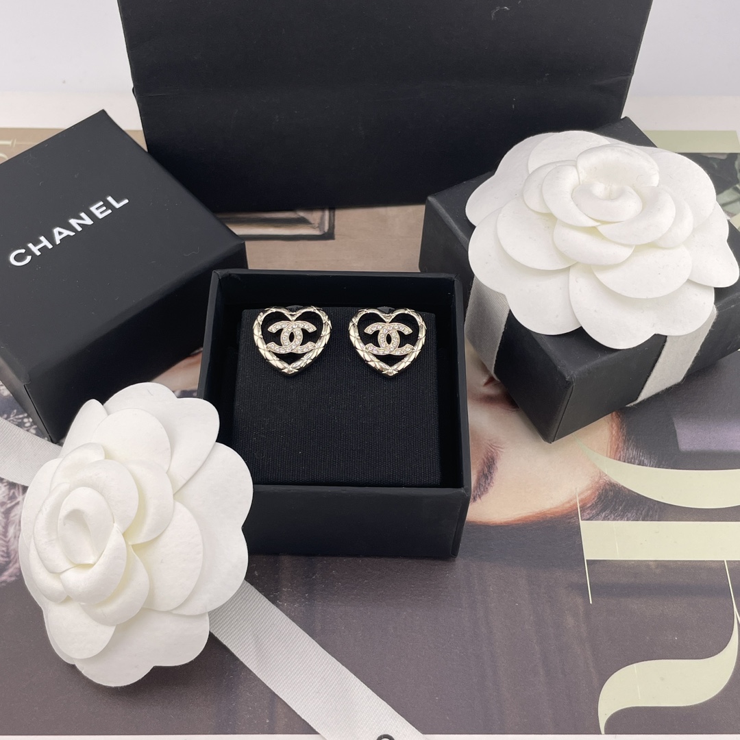 NO:633715,88160 [Xianglingge Hollow Love Earrings] Z, please contact customer service for large quantity, first release on the entire network!  Spot old rules!  First come, first served, get the hot deals!  Jujujuhaokan 25A high-end handmade series is very heavy-duty. We agree with ZP. It is made of brass. The curvature of each angular fork follows ZP, and the diamonds are also consistent with ZP Swarovski diamonds. It is so beautiful that it makes me cry [Proud] The love element that must be included in every issue!  I love the low-key yet high-end light gold color with the hollow design!  The [witty] stunningly beautiful and explosive street combination with absolute looks and fashion!  The rate of wearing it is 100%!  No matter how poor you are, you still have to buy this series, you must buy more PK ZP, any version of PK finish!  ,,swarovski,Cardia high-end jewelry1986090988160【香菱格镂空爱心耳钉】Z ,量大咨询客Fu,全网首发！现货老规矩！先到先得必入爆款！巨巨巨好看25A高级手工坊系列非常重工,我们一致致ZP,黄铜材质,每个棱棱角角叉叉的弧度跟足ZP来,用钻也是一致ZP施华洛世奇钻,真的美哭了[得意]每期必入的爱心元素！低调又高级的浅金色搭配镂空设计太爱啦！绝对颜值时尚都在线的[机智]绝美绝爆炸街组合！佩戴回头率百分百！再穷也要买的系列,一定要多PK ZP,PK饰面任意版本！,,swarovski,卡迪亚高端饰品,Jewelry